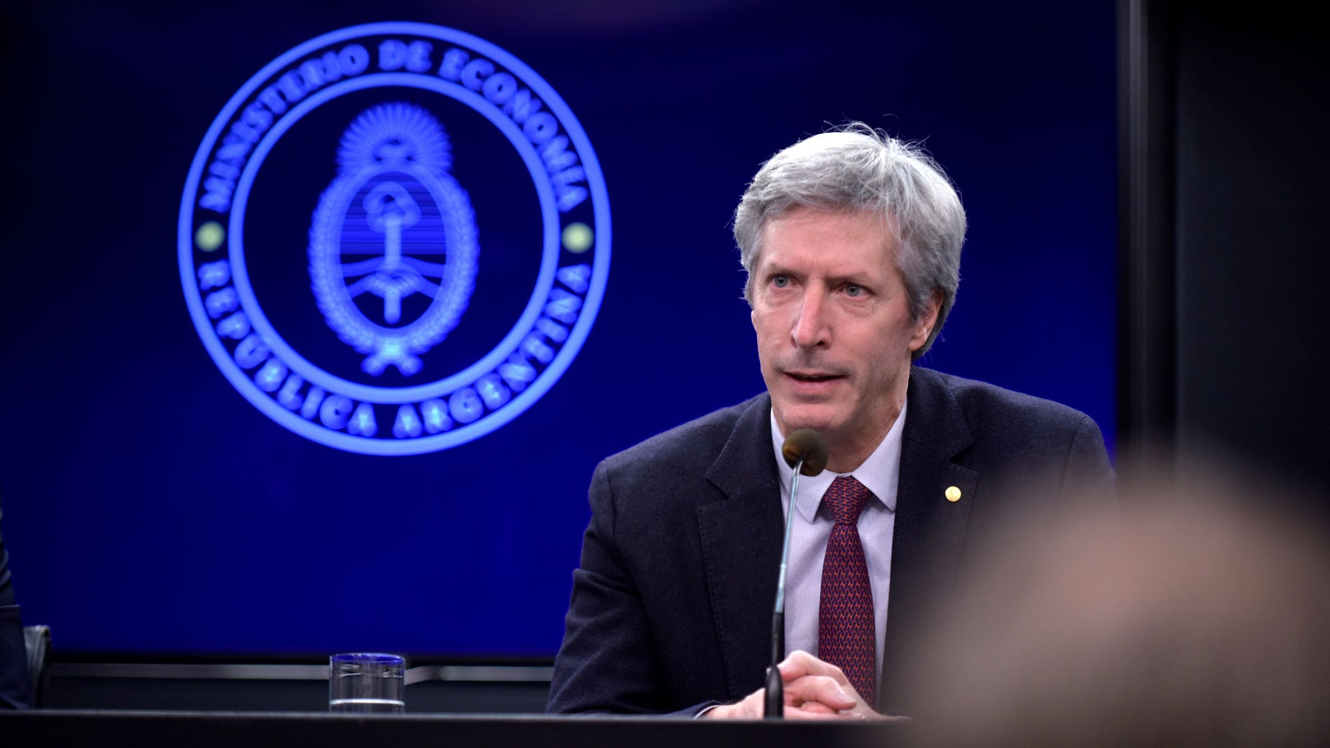 El ministro de Economía, Luis Caputo, y el presidente del Banco Central, Santiago Bausili