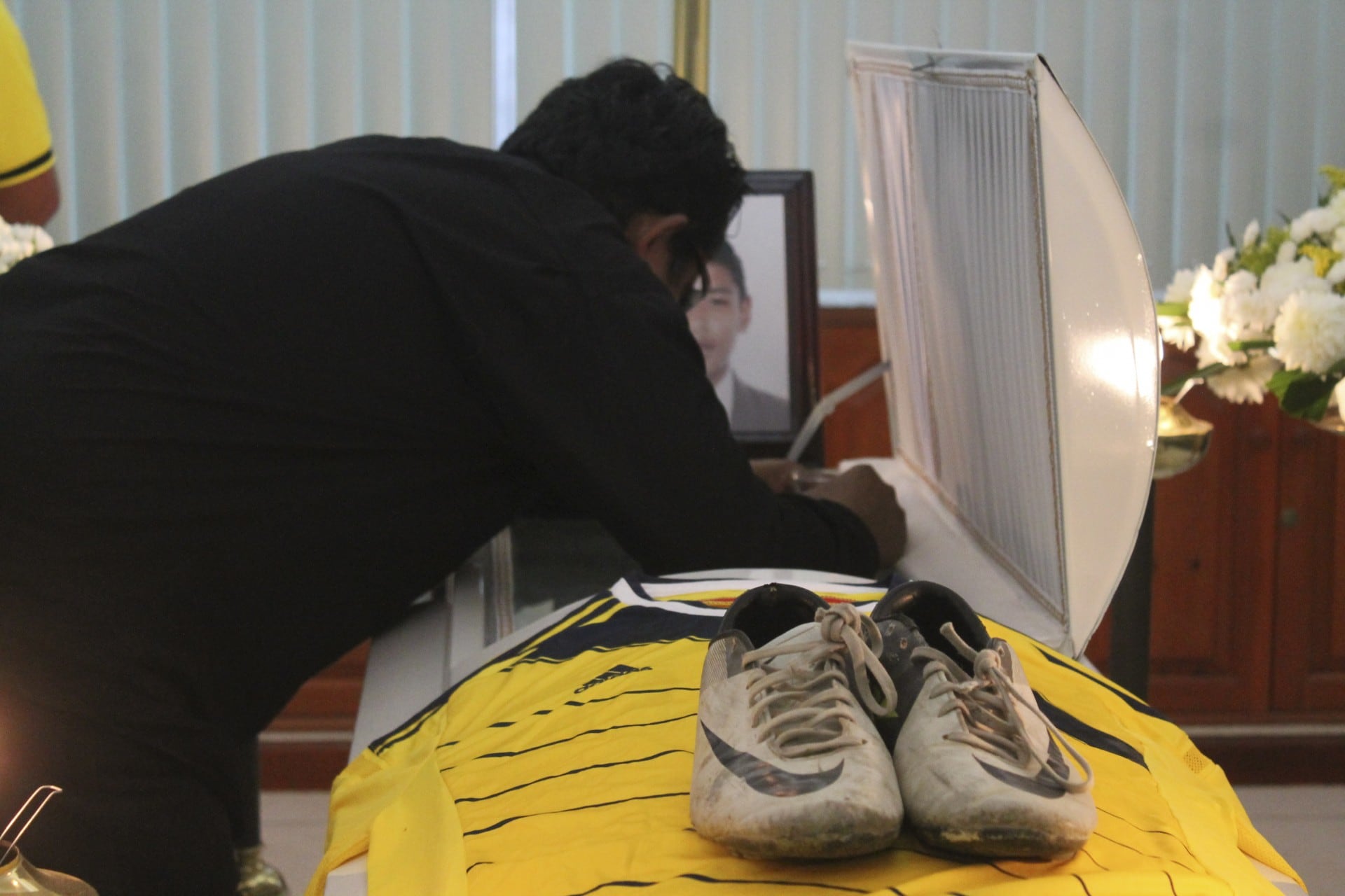 CHILPANCINGO, GUERRERO, 27SEPTIEMBRE2014.- Velorio del menor David Josué Evangelista de 15 años, quien murió en la agresión de Iguala, y fuera destacado jugador de tercera división del equipo “Los Avispones “. FOTO: JOSÉ I. HERNÁNDEZ /CUARTOSCURO.COM