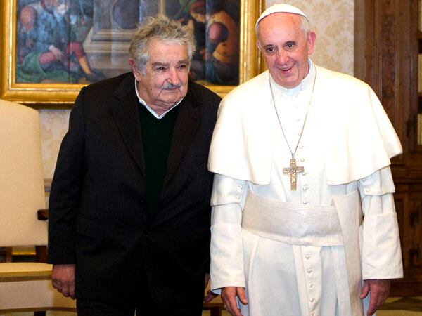 José Mujica y el papa Francisco, durante una visita del expresidente uruguayo a Roma en 2023 (AFP)
