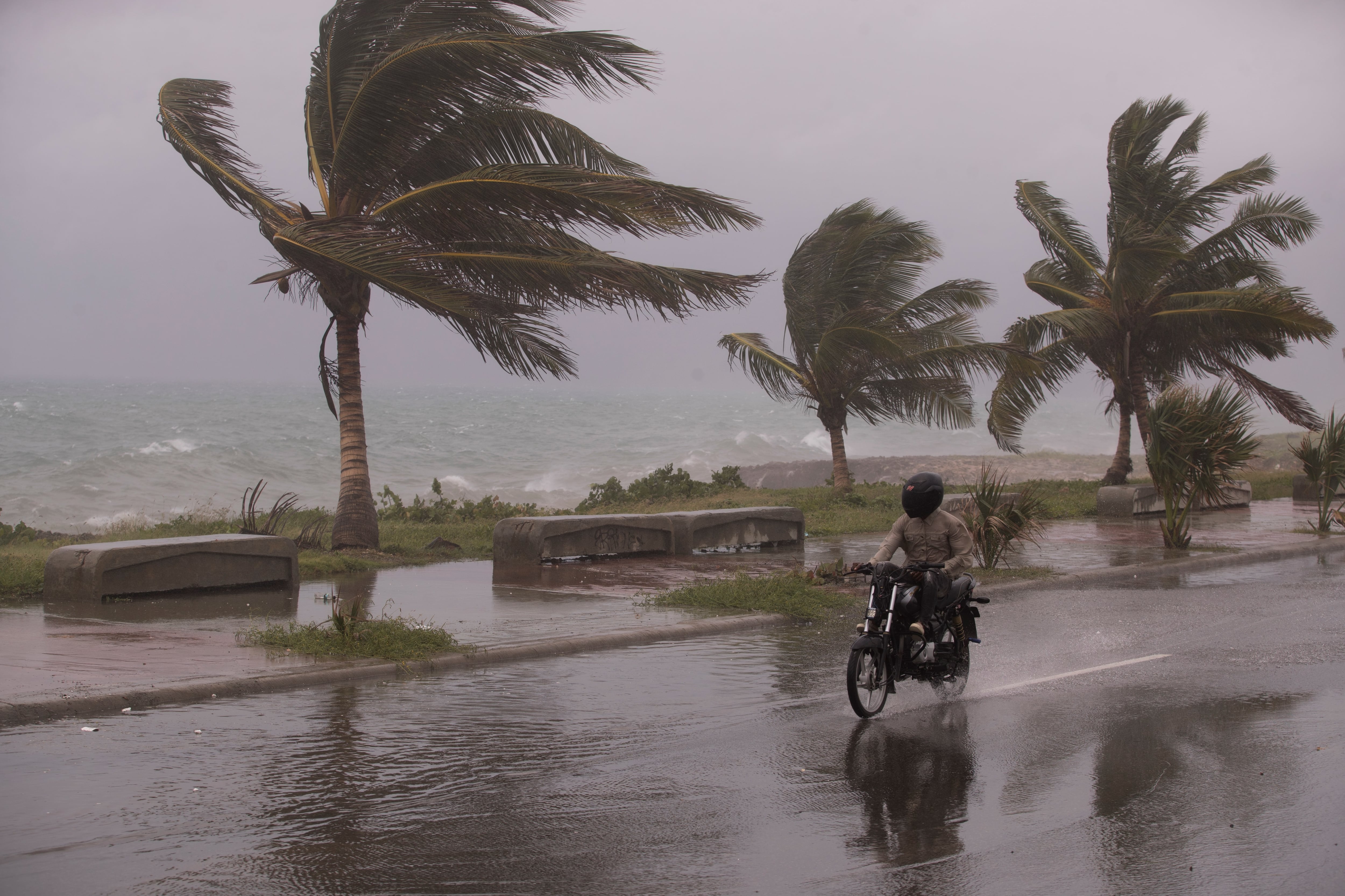 Una onda tropical aumentará las lluvias en Colombia este fin de semana, según el Ideam - crédito Orlando Barría/EFE
