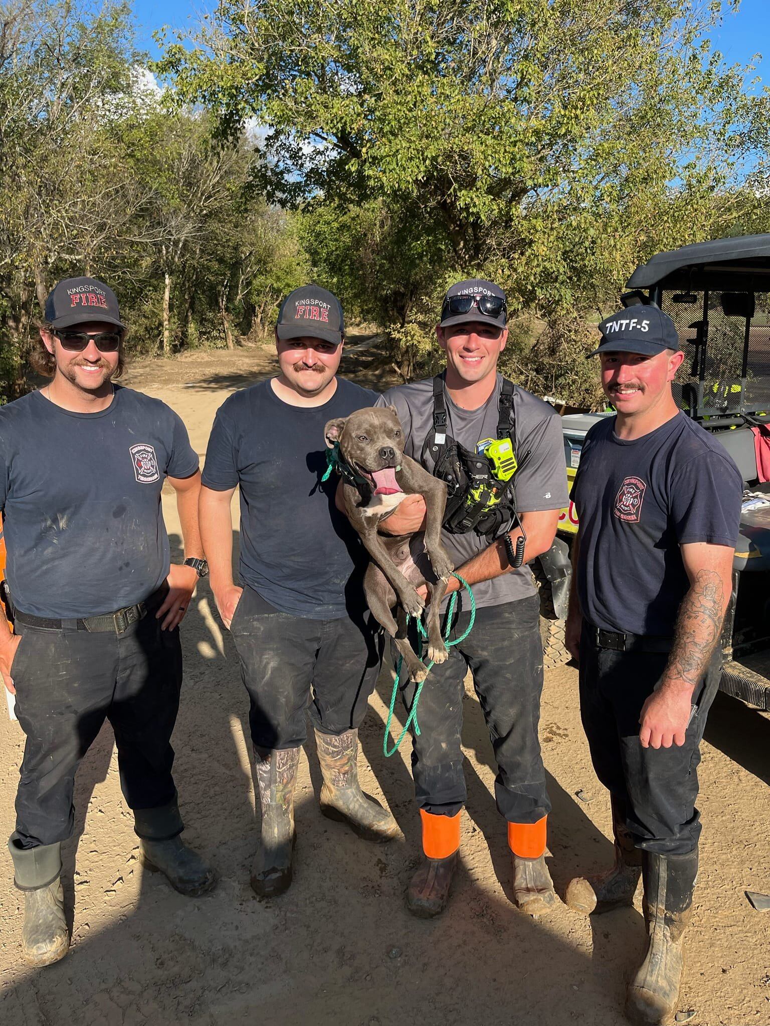 El equipo de rescate posando junto con Athena antes del reencuentro con su familia