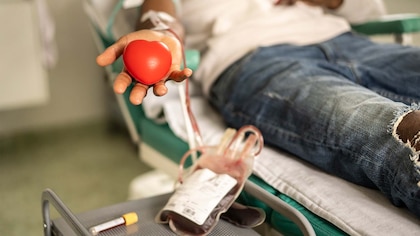 Cómo vive la comunidad LGBT+ los nuevos criterios de donación de sangre que impulsan la inclusividad