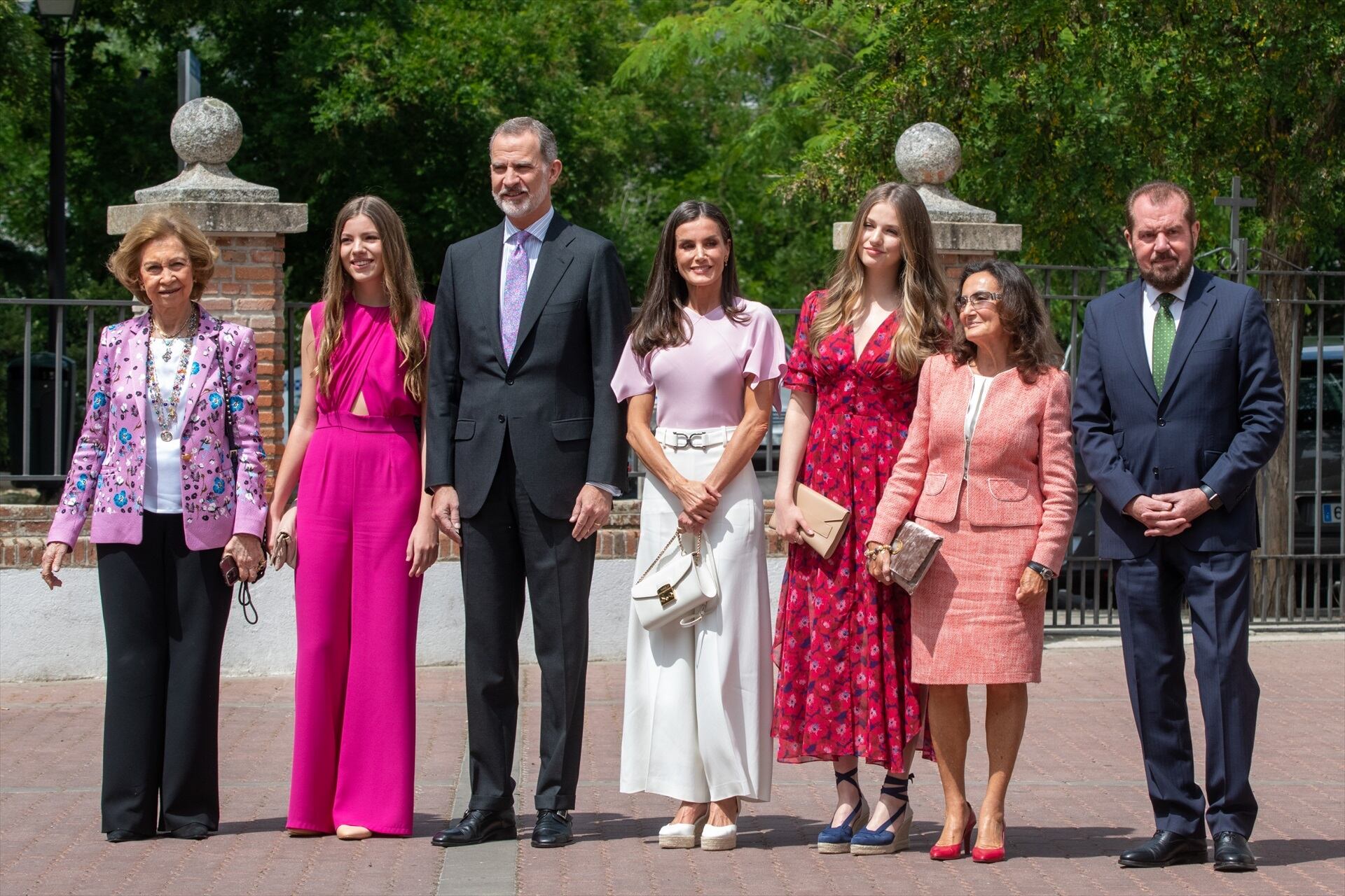 Paloma Rocasolano posa al lado de su nieta Leonor