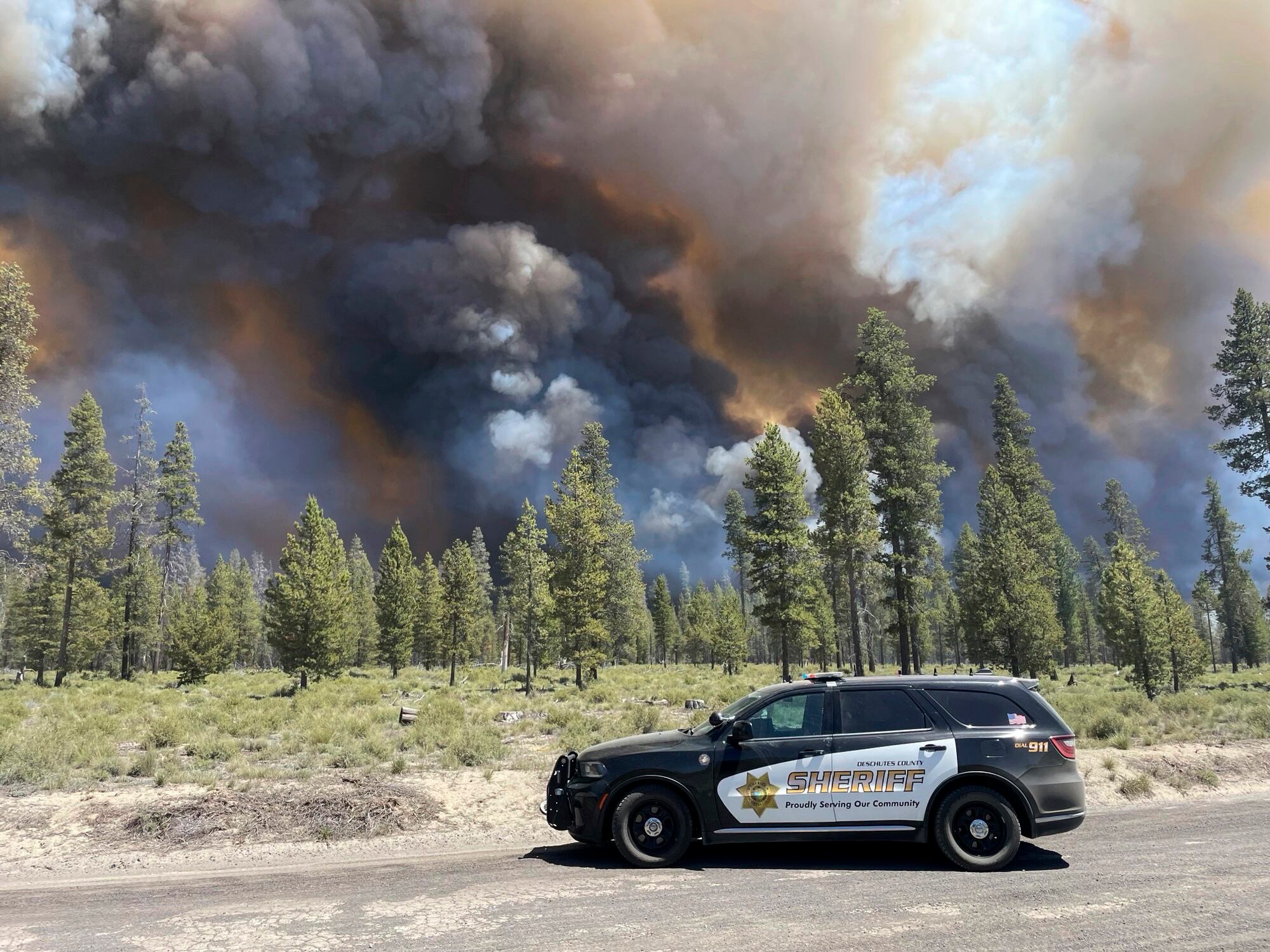 El incendio de Durkee ha quemado casi 117,000 hectáreas y está contenido solo en un 20 %. (Sargento Kyle Kalambach/Oficina del Alguacil del condado de Deschutes vía AP)