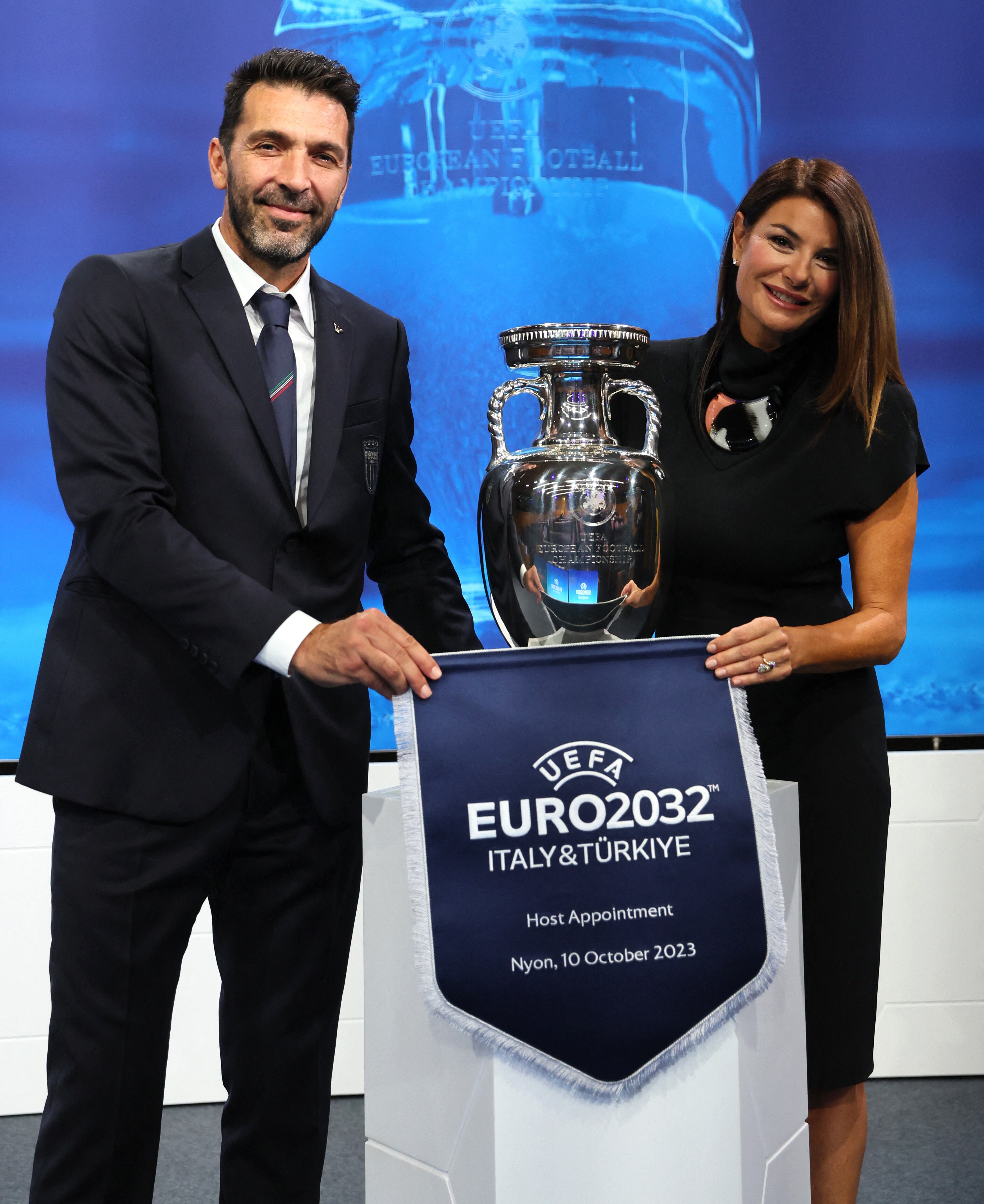 El jefe de la delegación de Italia, Gianluigi Buffon, y su pareja, Ilaria D'Amico, posan con el trofeo después de que se anunciara que Italia y Turquía serán los anfitriones de la Eurocopa (REUTERS/Denis Balibouse)