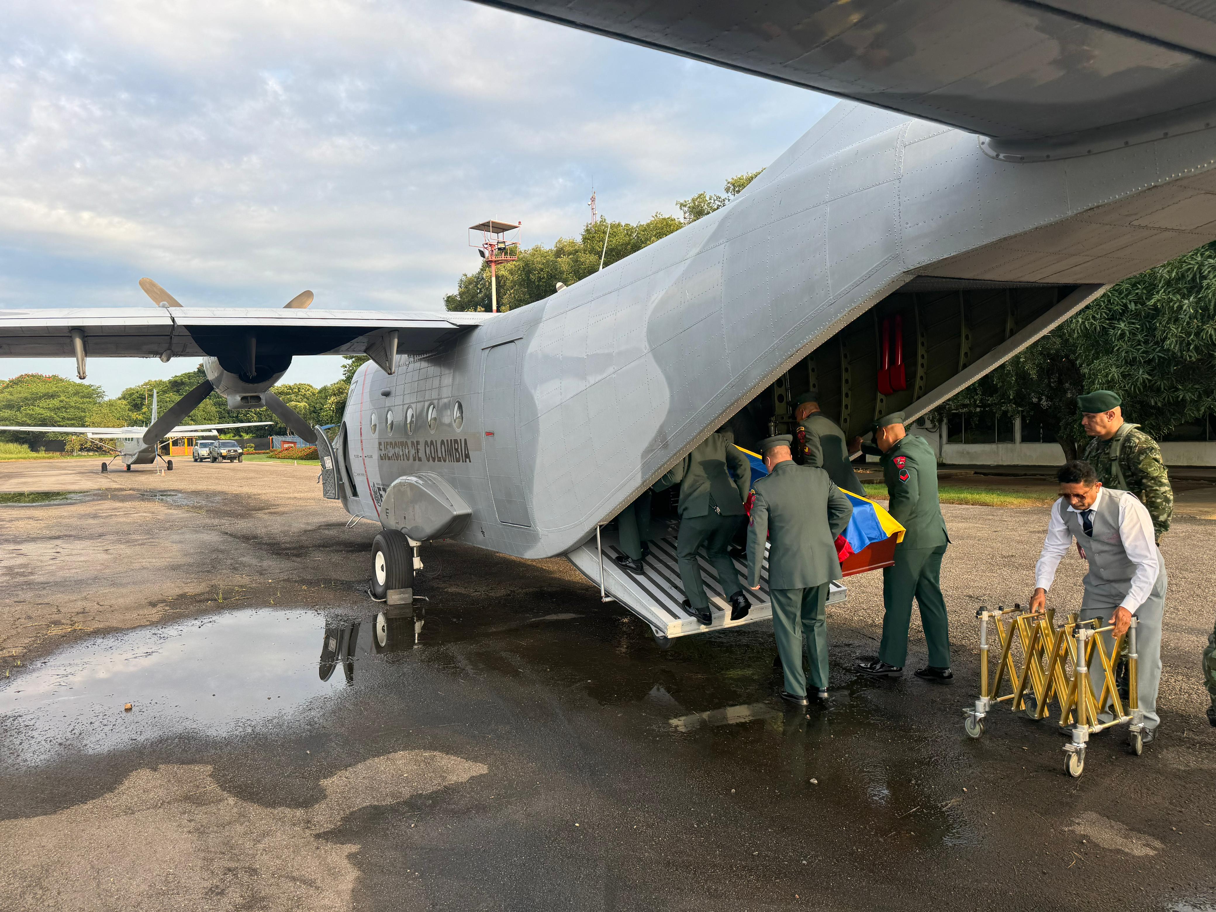 El Ejército hizo el traslado de los cuerpos de los militares fallecidos en el atentado del ELN contra la base militar de Puerto Jordán - crédito Ejército de Colombia