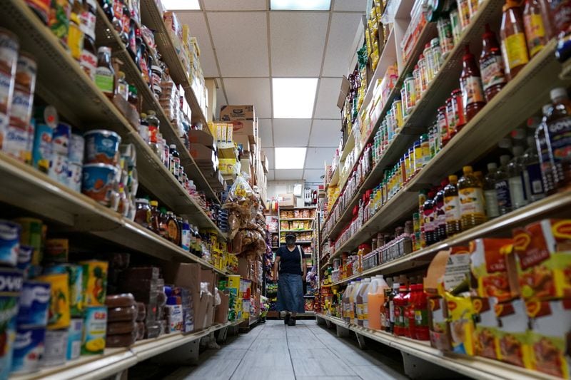 Imagen de archivo de una persona comprano en un supermercado en Washington, D.C., EEUU. 19 agosto 2022. REUTERS/Sarah Silbiger