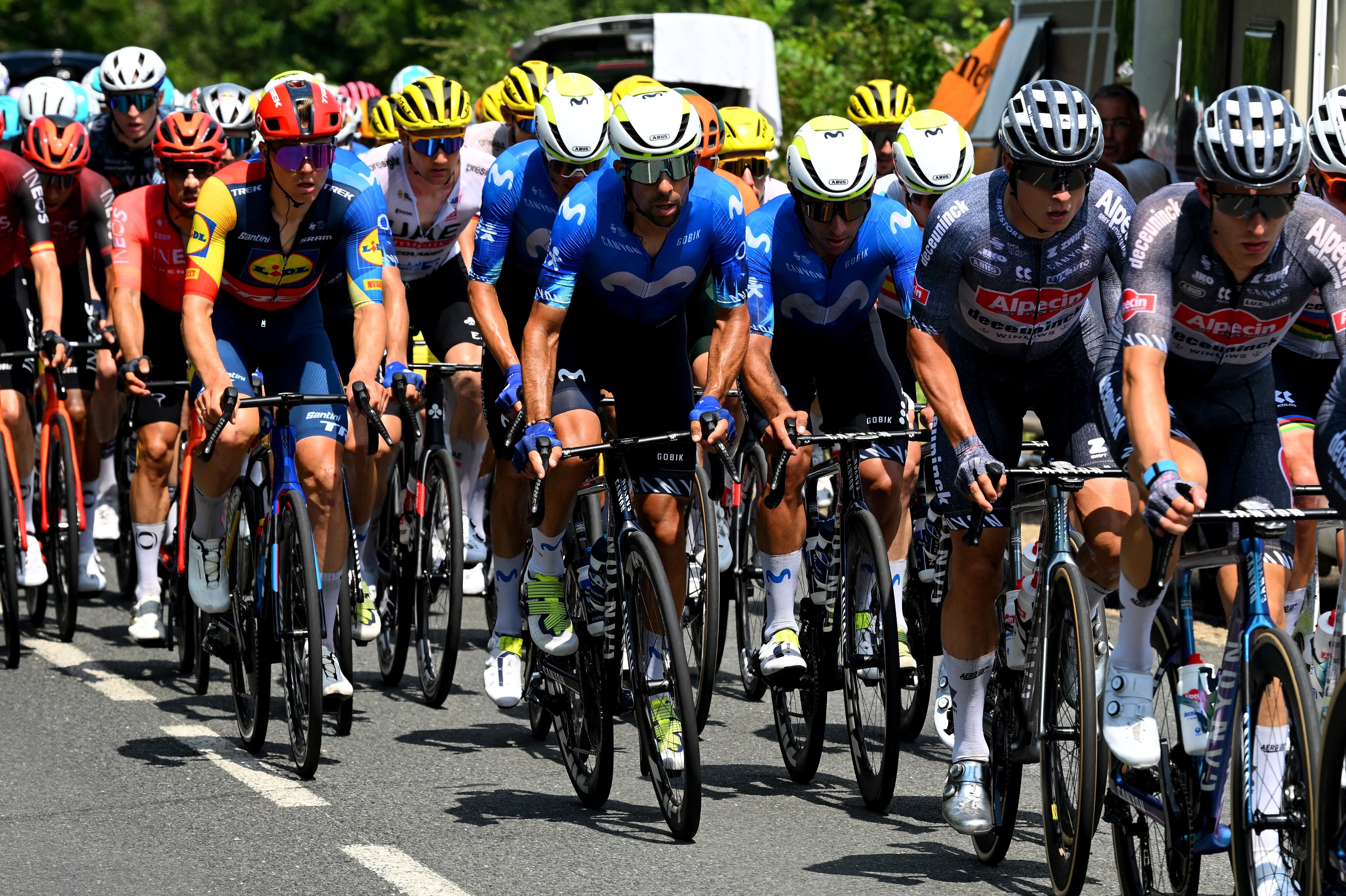 La carrera sigue liderada por parte del esloveno Tadej Pogacar; Egan Bernal sigue siendo el mejor colombiano de La Gran Bouclé. Fernando Gaviria podría perfilarse como uno de los protagonistas de la jornada del 11 de julio  - crédito @Movistar_Team / X