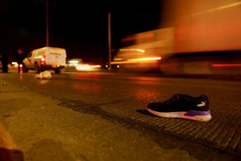 FOTO DE ARCHIVO. Un zapato yace en la vía cerca del lugar del accidente donde un niño migrante, que viajaba con sus padres, perdió la vida al ser atropellado en una avenida cercana a la frontera con Estados Unidos, según medios locales, en Ciudad Juárez, México 5 de abril de 2023. REUTERS/José Luis González