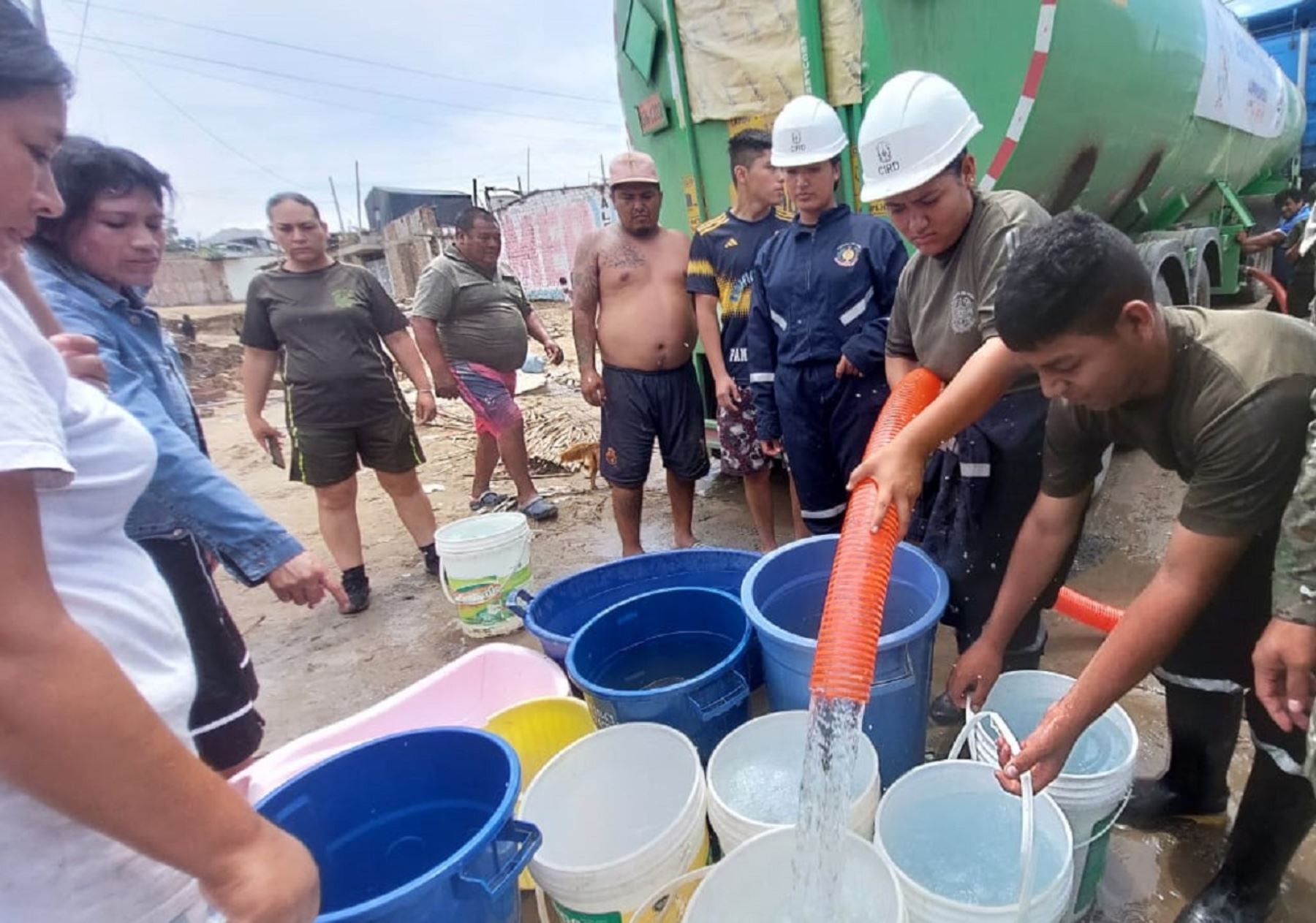 Un grupo de ciudadanos trujillanos juntan agua en sus baldes ante un corte programado por la empresa Sedalib.