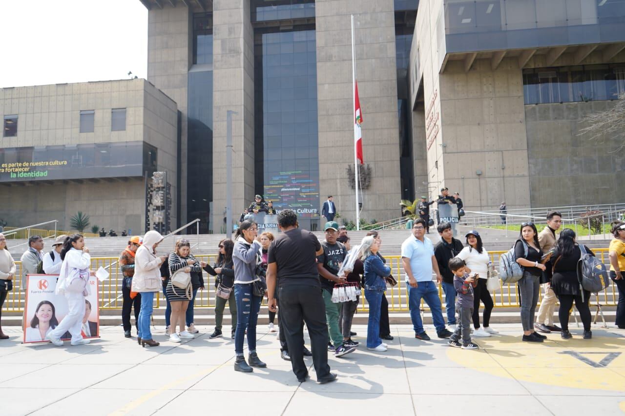 Miles de personas llegan al Ministerio de Cultura para darle el último adiós a Alberto Fujimori.