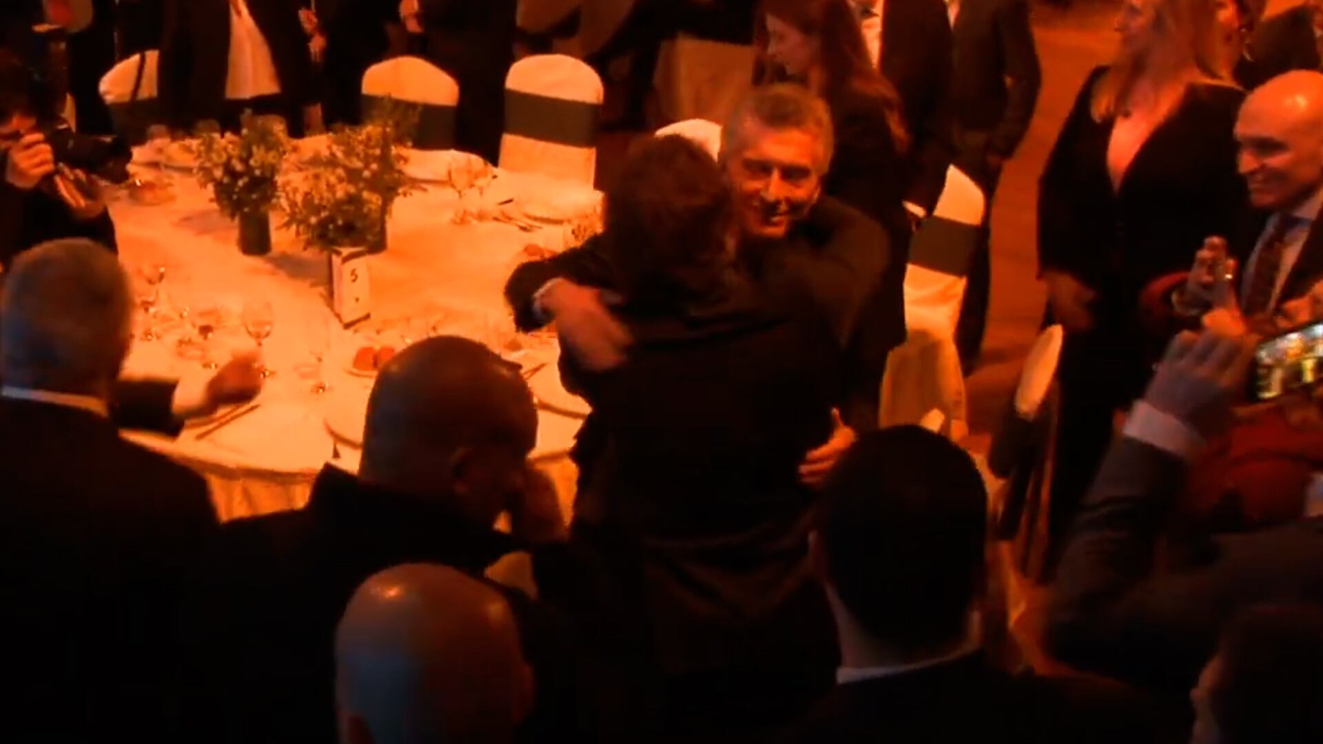 abrazo entre Javier Milei y Mauricio Macri en la cena de la Fundación Libertad