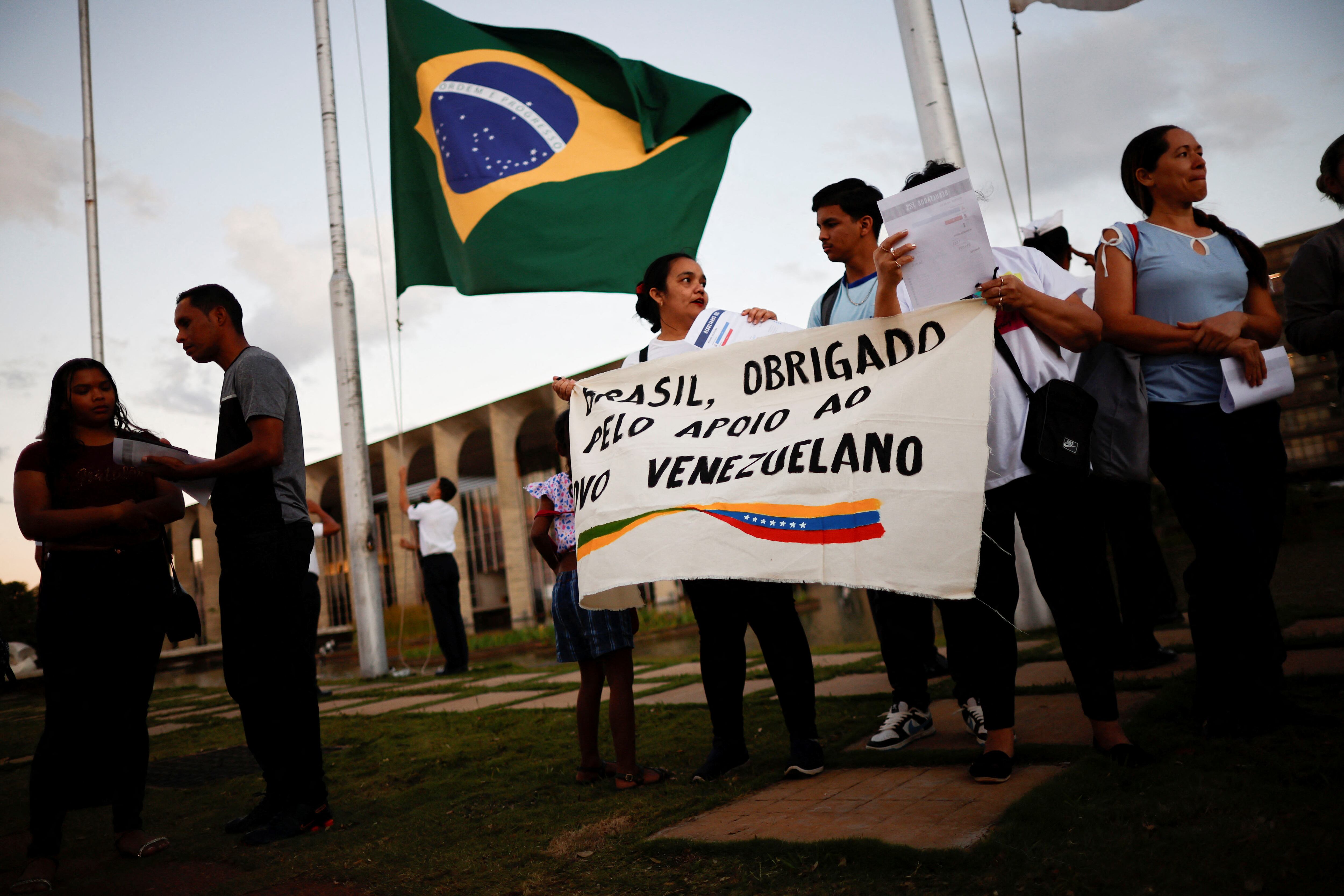 Ciudadanos venezolanos participan en una protesta contra los resultados electorales que otorgaron al presidente de Venezuela, Nicolás Maduro, un tercer mandato y para pedir al gobierno brasileño que apoye la democracia, frente al Palacio de Itamaraty en Brasilia, Brasil. 
REUTERS/Adriano Machado