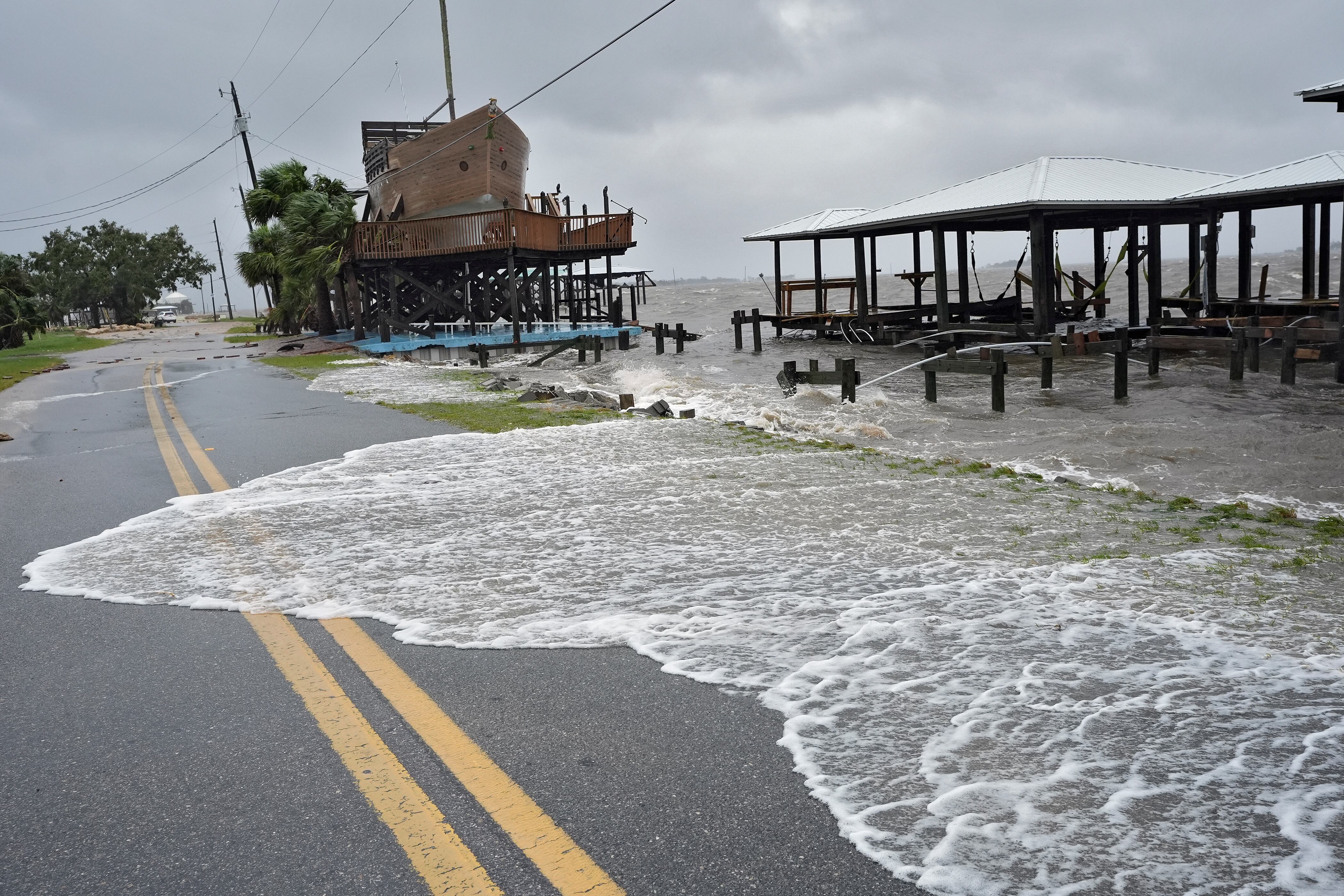 El sheriff del condado de Taylor, Wayne Padgett, aconsejó a los evacuados no regresar inmediatamente debido a las mareas crecientes. (AP Foto/Christopher O'Meara)