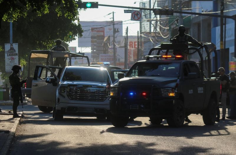 Imagen de archivo. Miembros del Ejército mexicano acuden al lugar de un automóvil dañado tras un enfrentamiento entre grupos armados, en Culiacán, México. 9 de septiembre de 2024. REUTERS/Jesús Bustamante