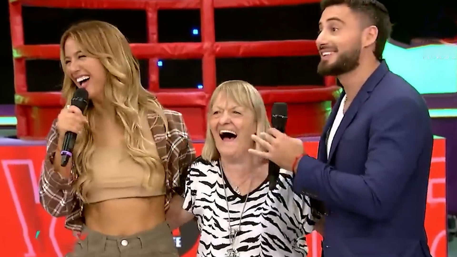 La abuela de Nico Occhiato le regaló una tanga a Flor Vigna