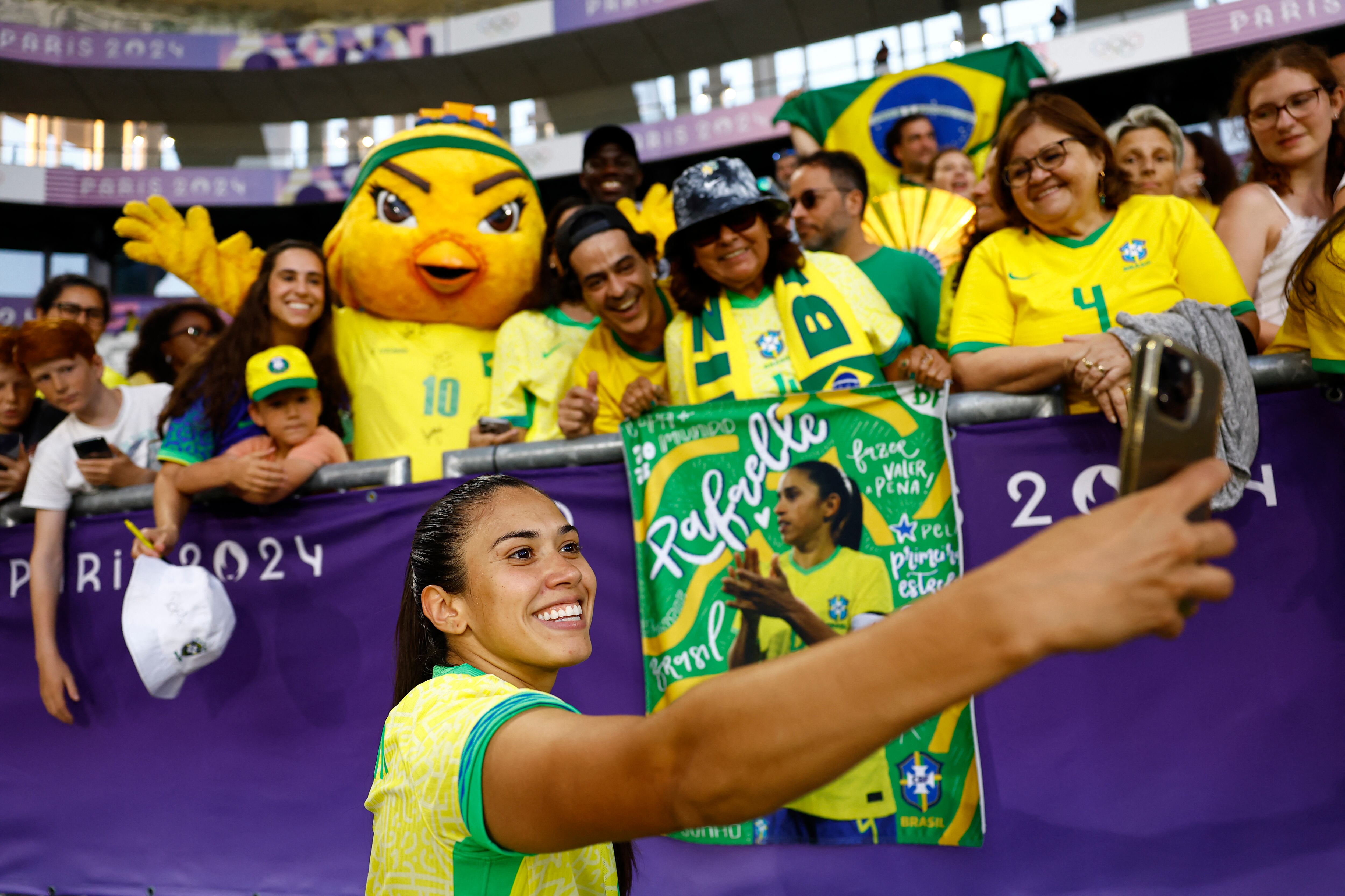 La brasileña Antonia festeja a pura selfie con los fans. Foto: REUTERS/Susana Vera