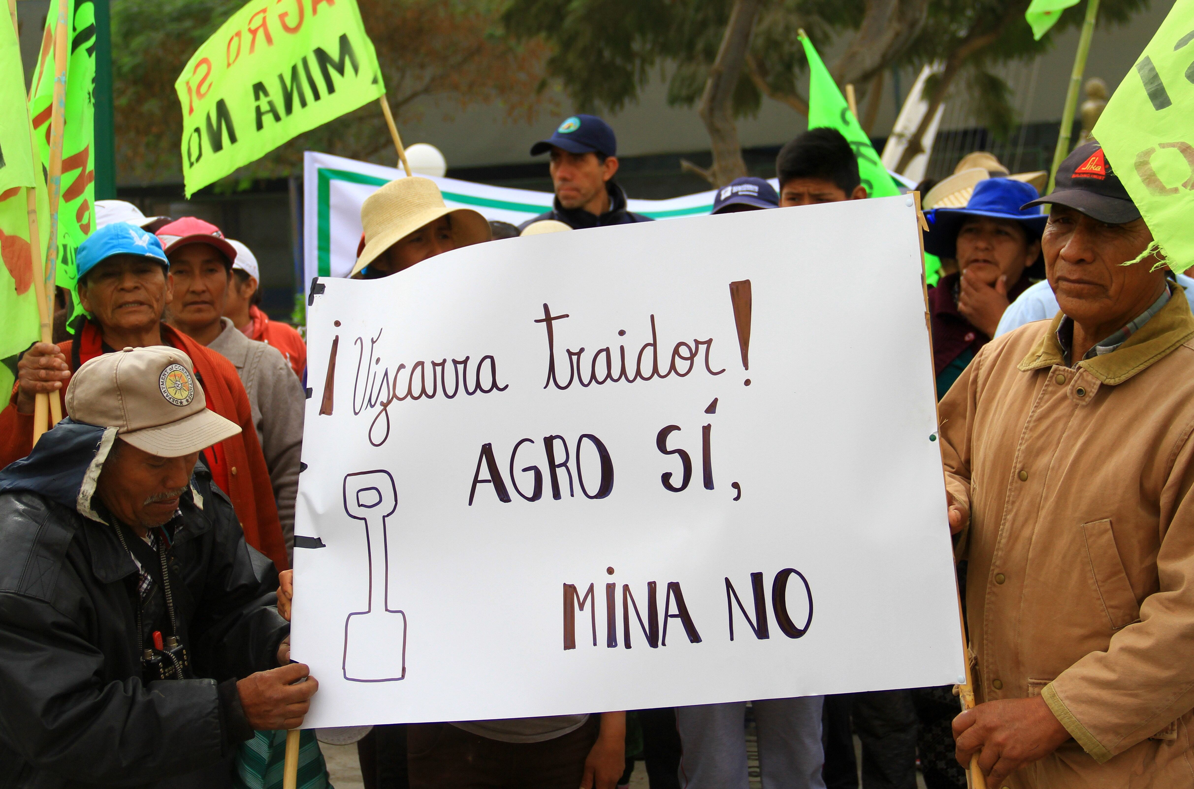 Fotografía de archivo en donde se ven los pobladores del valle agrícola del Tambo mientras marchan en contra del proyecto minero Tía María, en la provincia peruana de Islay, región de Arequipa (Perú) en 2019. EFE/ Stringer
