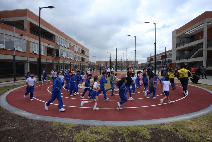 La mamá de la niña de 8 años aseguró que a su hija la habrían podido hasta violar y por eso pide que las autoridades intervengan el colegio - crédito Colprensa/Camila Díaz