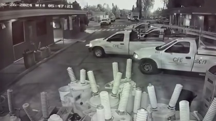 Camioneta estacionada de la CFE se mueve sola durante la noche en Durango | VIDEO