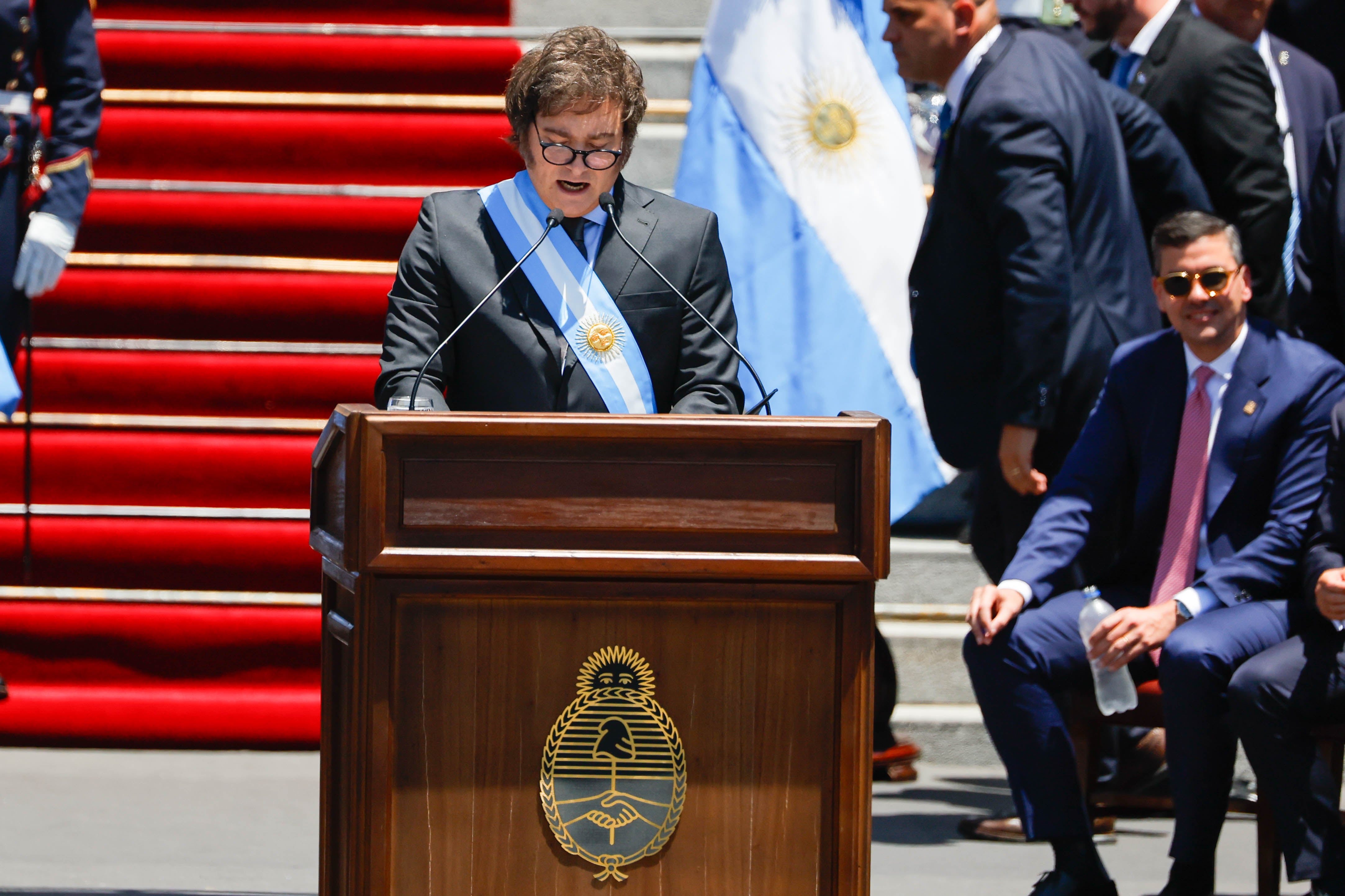 Javier Milei el 10 de diciembre pasado, cuando inició su gestión y dio un discurso hacia los militantes que se encontraban en la Plaza del Congreso (EFE) 