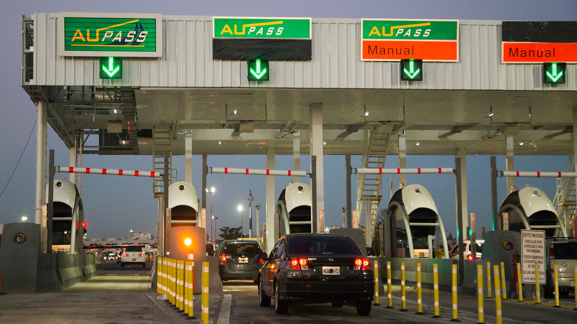 zzzznacp2NOTICIAS ARGENTINAS BAIRES, ENERO 31: (ARCHIVO) El Gobierno oficializó hoy el nuevo cuadro tarifario de la autopista Riccheri, que incorpora dos nuevas franjas horarias, con precios de hasta 33 pesos.
Foto NA: DANIEL VIDESzzzz