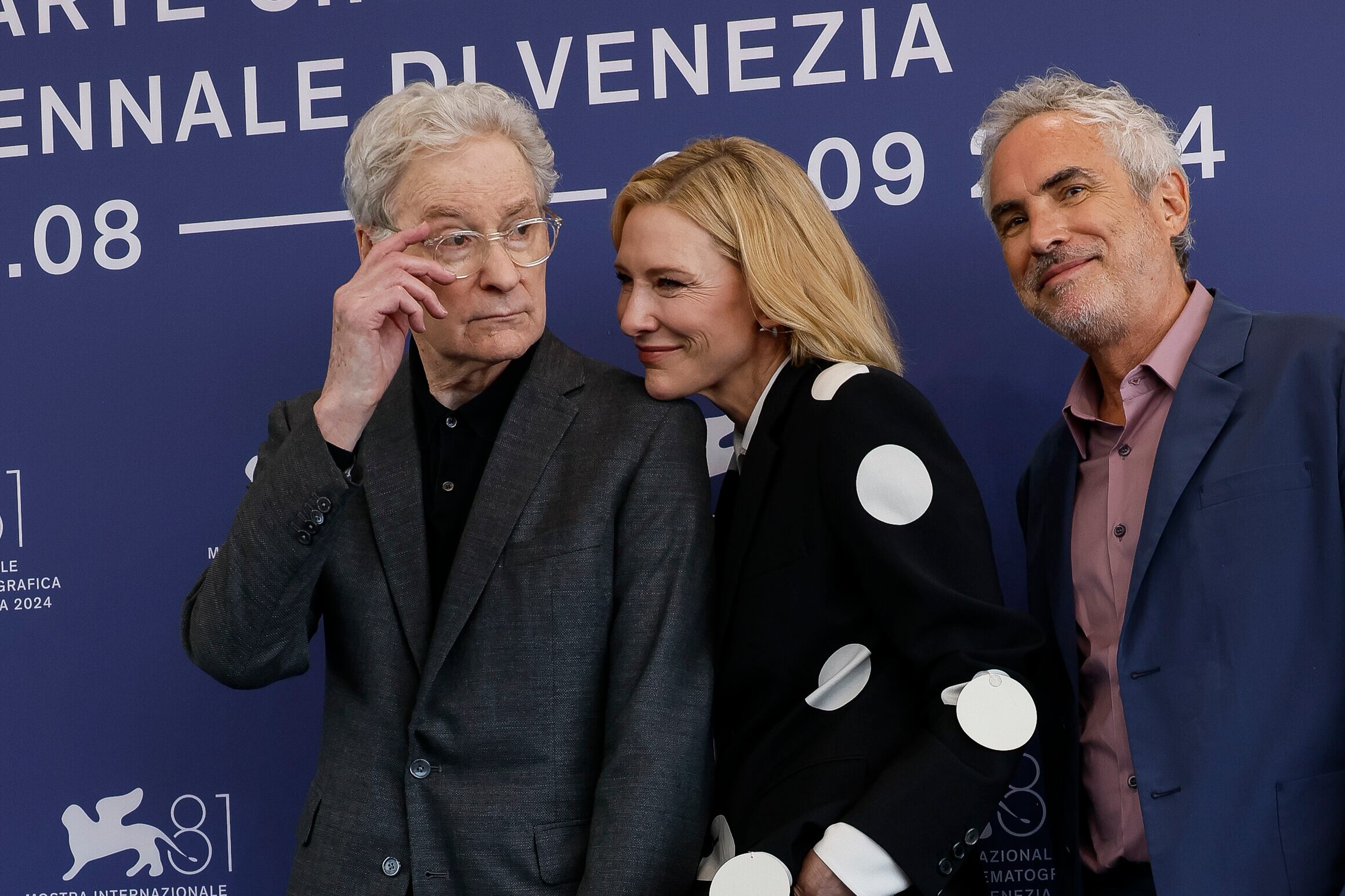 Kevin Kline, Cate Blanchett y el director Alfonso Cuarón posan en la sesión fotográfica de la serie de televisión "Disclaimer" en el Festival de Cine de Venecia 