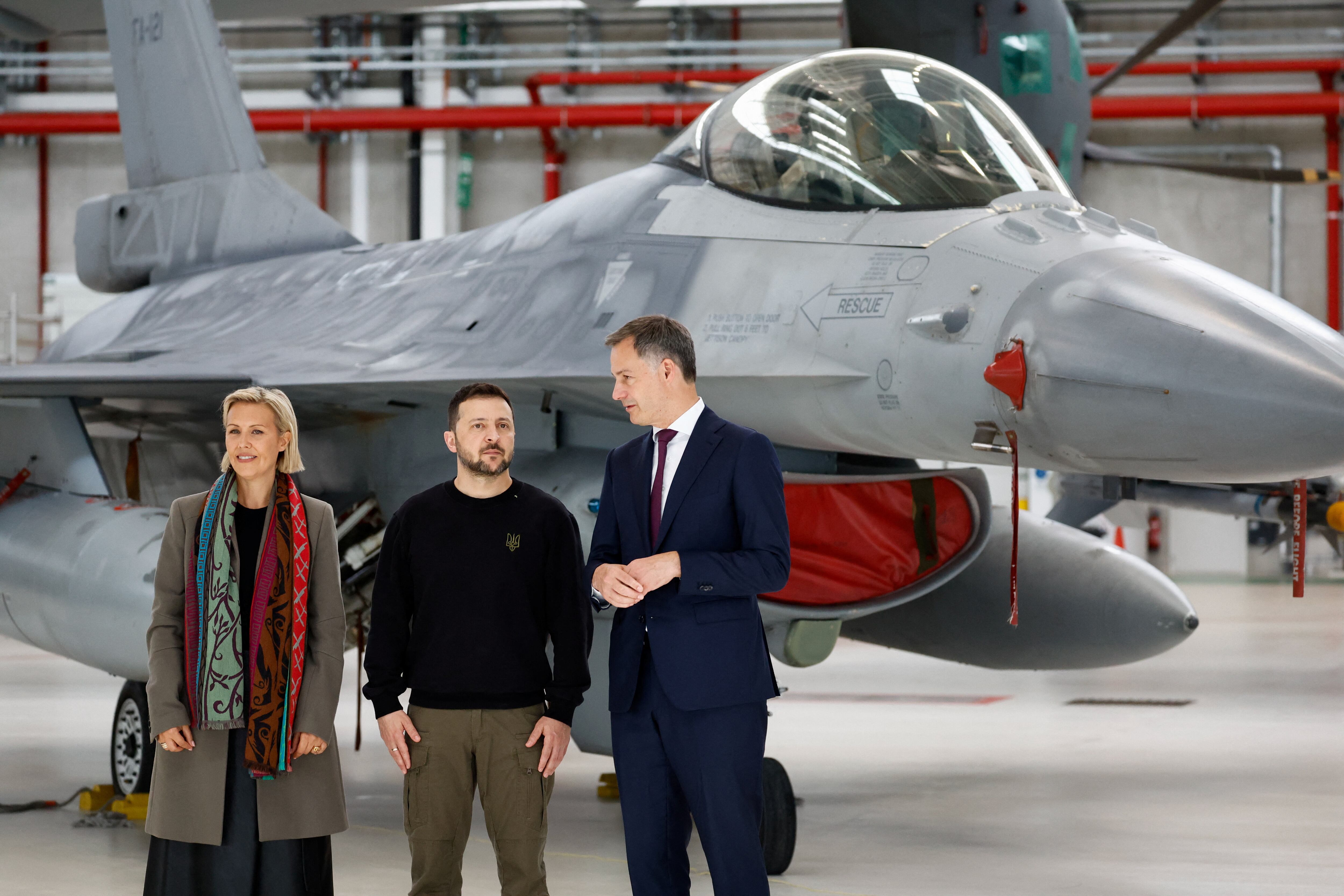 El presidente ucraniano Volodimir Zelensky junto al primer ministro belga Alexander De Croo y la ministra de Defensa belga Ludivine Dedonder durante una entrega de F-16 a Kiev (REUTERS/Piroschka van de Wouw)