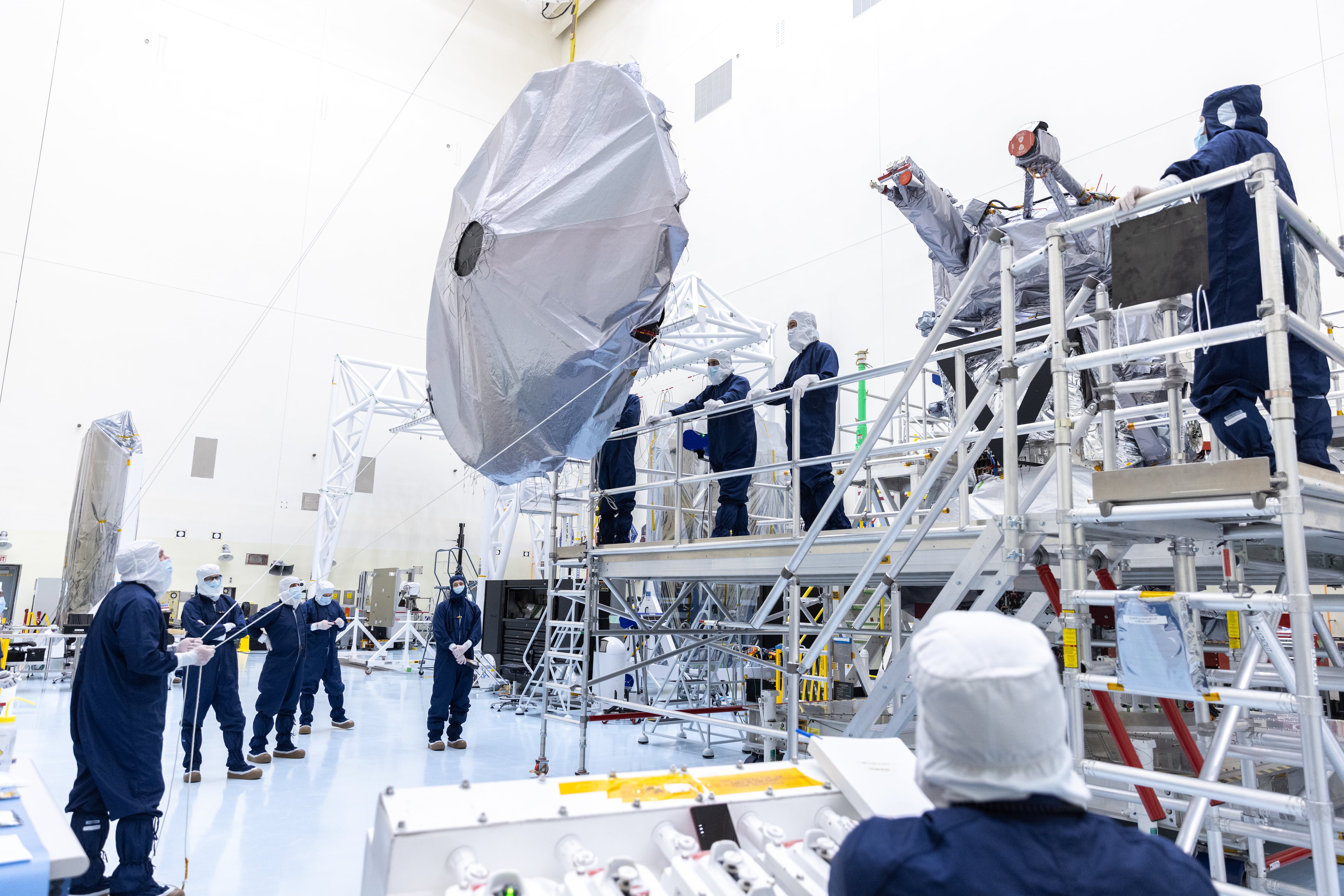 Técnicos de la NASA monitoreando la nave espacial de misión planetaria más grande de la agencia, Europa Clipper, en el Centro Espacial Kennedy en Florida (EEFE/ Kim Shiflett/ NASA)
