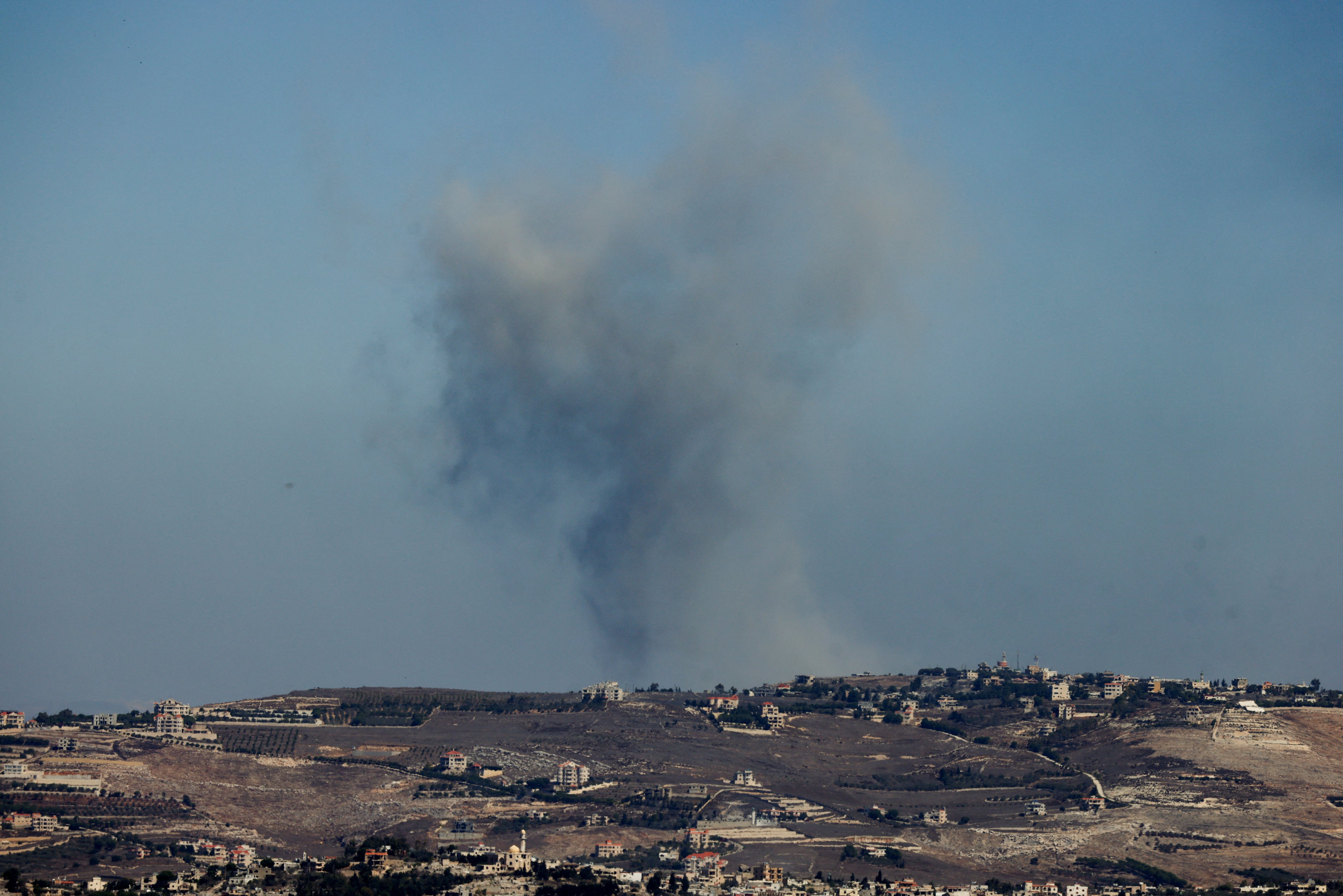 La Fuerza Aérea israelí lanza humo tras sus ataques aéreos en pueblos del sur del Líbano. (REUTERS/Jim Urquhart)