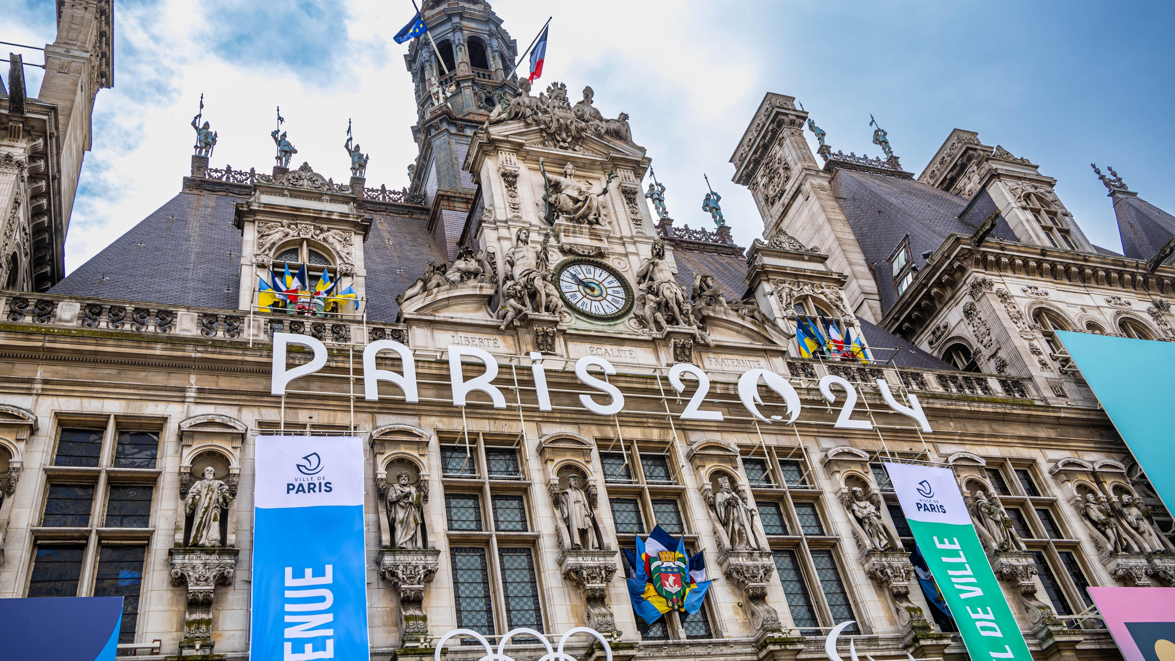 Fachada del ayuntamiento de París decorada con motivos de los Juegos Olímpicos (Petit Tesson, EFE)