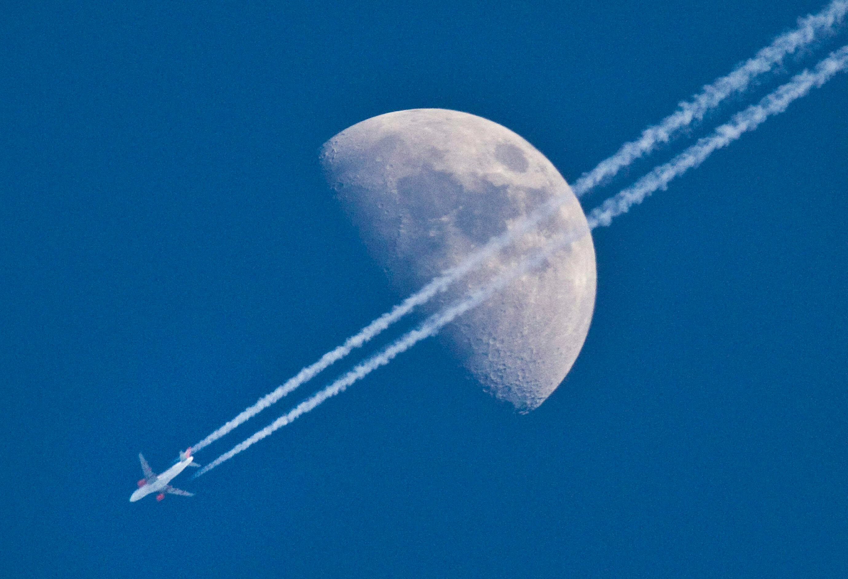 Las estelas de condensación se forman al mezclar aire caliente de los motores del avión con aire frío a grandes alturas (EFE)
