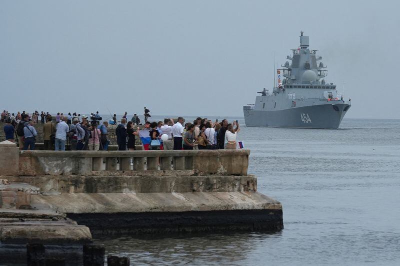 Un grupo de personas  observa la fragata rusa Almirante Gorshkov mientras entra en la bahía de La Habana (REUTERS/Alexandre Meneghini)