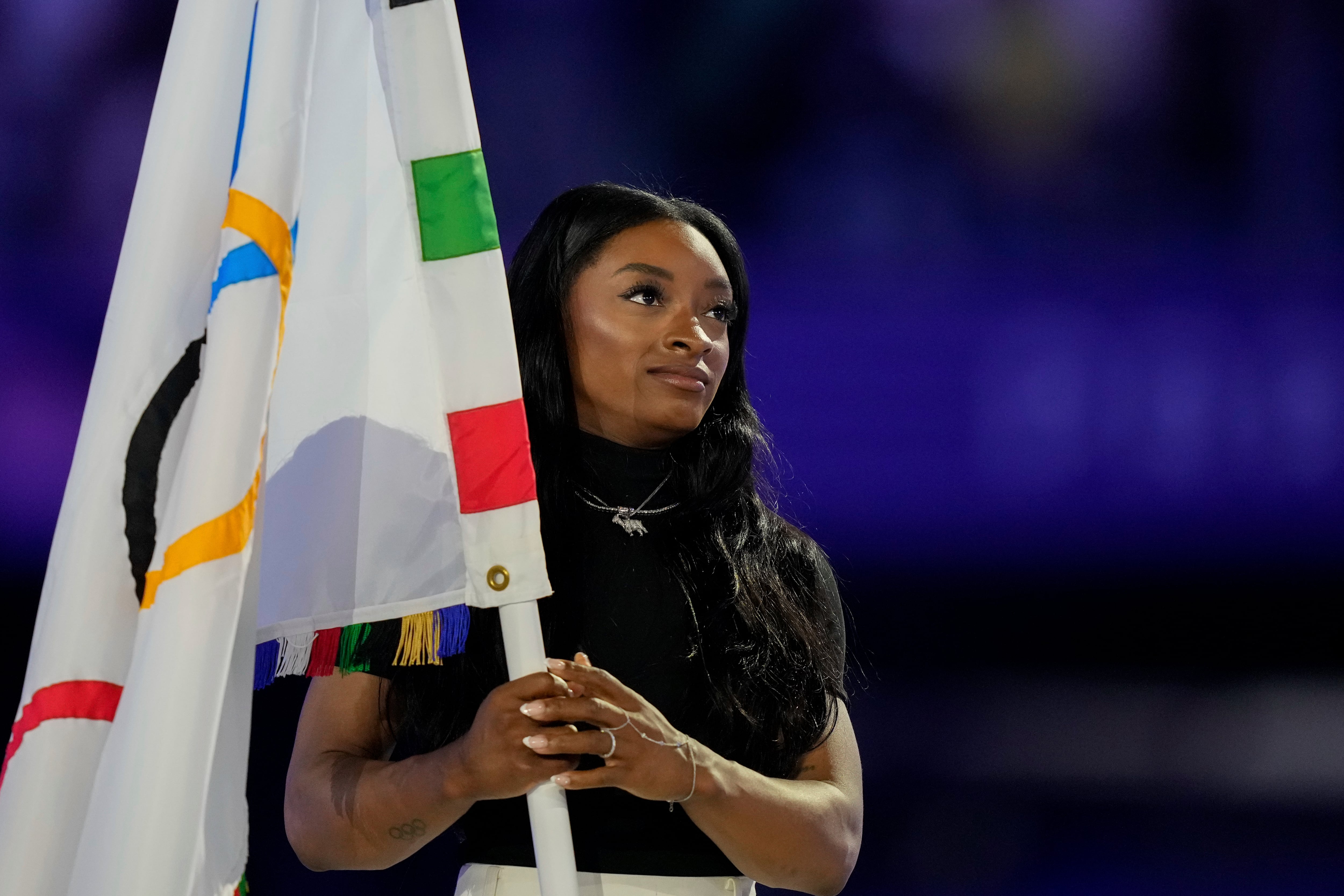 Simone llevó la bandera olímpica en la ceremonia de clausura de París 2024 (Foto AP/Natacha Pisarenko)