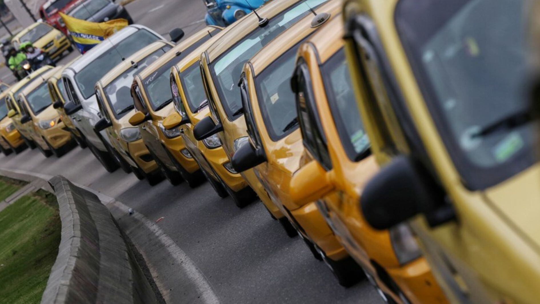 Cientos de ciudadanos han tenido que caminar por cuenta del paro convocado por los taxistas - crédito Camila Díaz/Colprensa