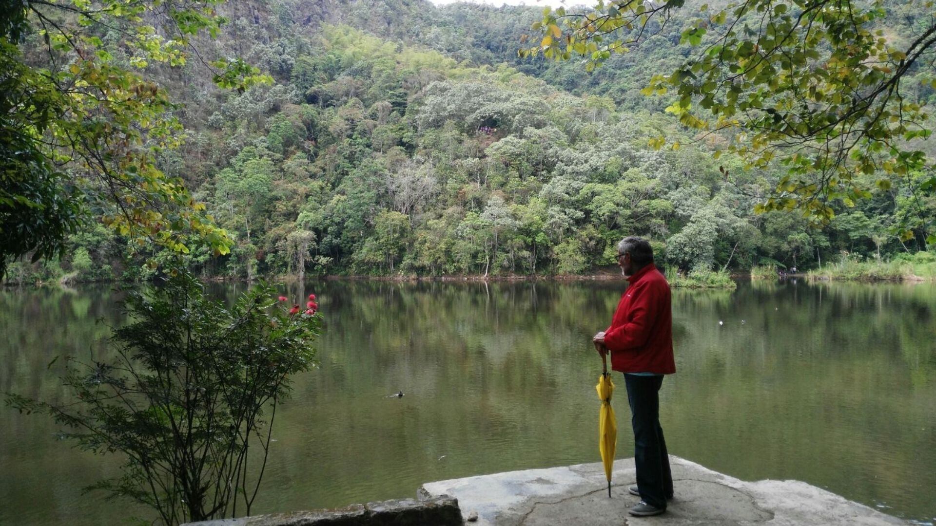 En la región de Cundinamarca, en el municipio de La Vega, se encuentra una Laguna que esta cargada de misticismo y leyenda; La laguna del Tabacal, nombre dado por los cultivos de Tabaco que poseían los indígenas Panches, alberga mitos de su creación y de sus poderes. Posee una isla flotante, flores de loto y abundantes peces, que ayudan a crear un ambiente de paz y reconciliación. Edgarpin535/Wikimedia Commons