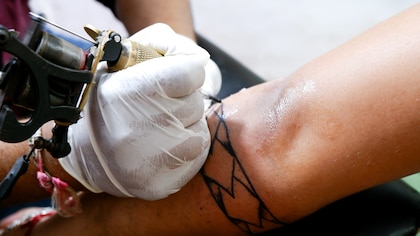 Un estudio sugiere que la tinta de los tatuajes puede ser un foco de bacterias infecciosas
