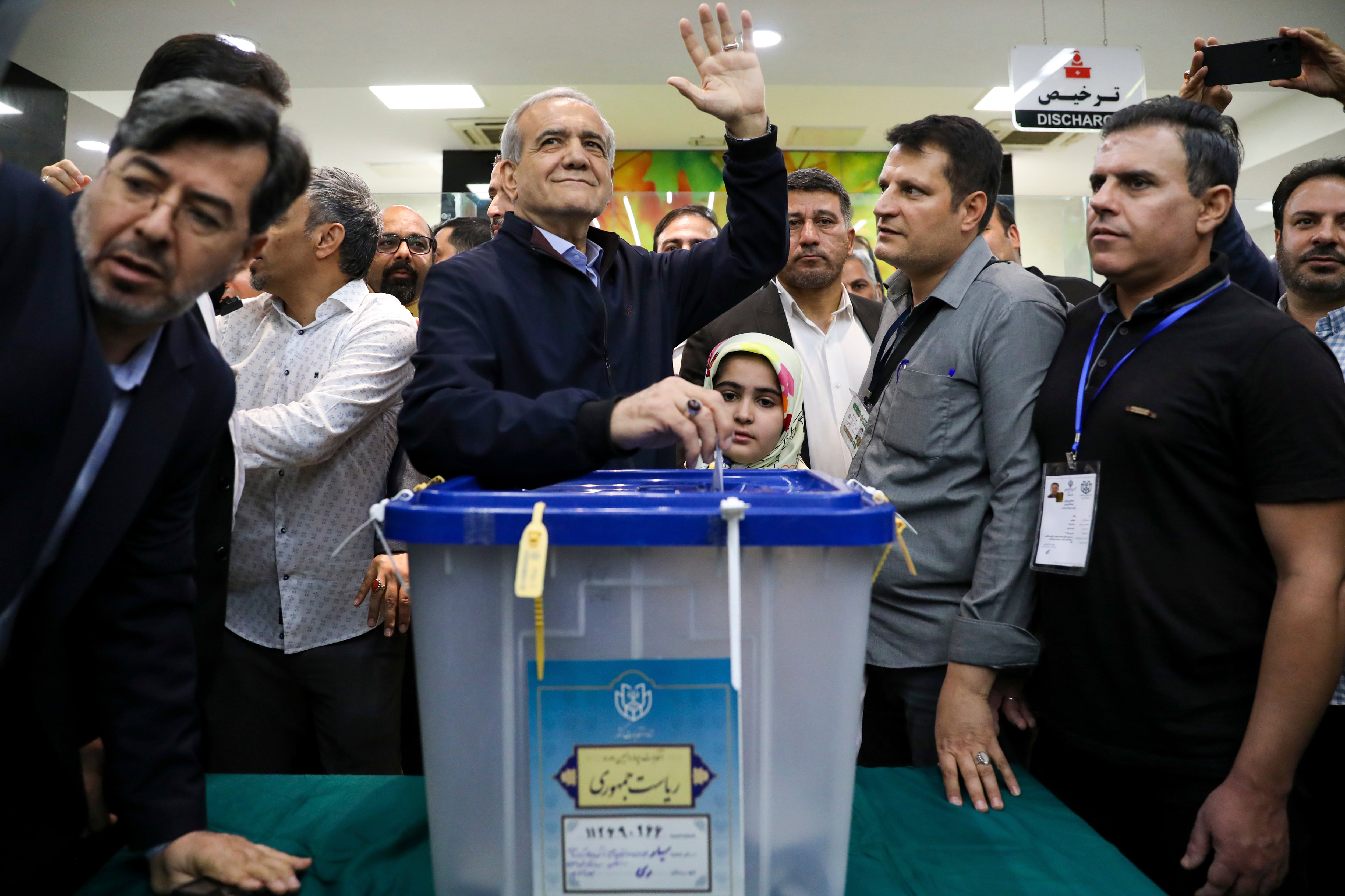 El candidato reformista a la presidencia de Irán, Masoud Pezeshkian, deposita su voto (Majid Khahi/ISNA vía AP)