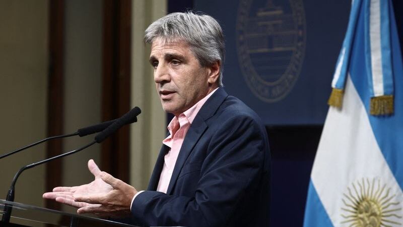 El ministro de Economía de Argentina, Luis Caputo, dialoga con periodistas en la Casa Rosada de Buenos Aires