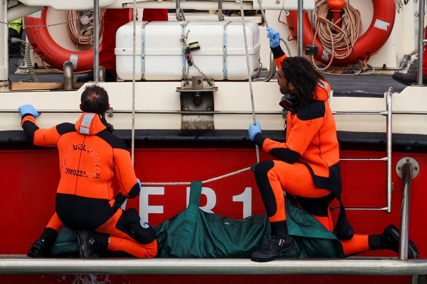 El personal de rescate transporta un cadáver recuperado del Bayesian (REUTERS/Louiza Vradi)