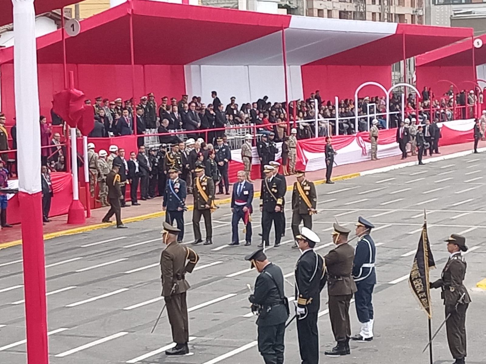 Estrado oficial de la Gran Parada Militar 2024 | Infobae Perú / Ricardo Mc Cubbin