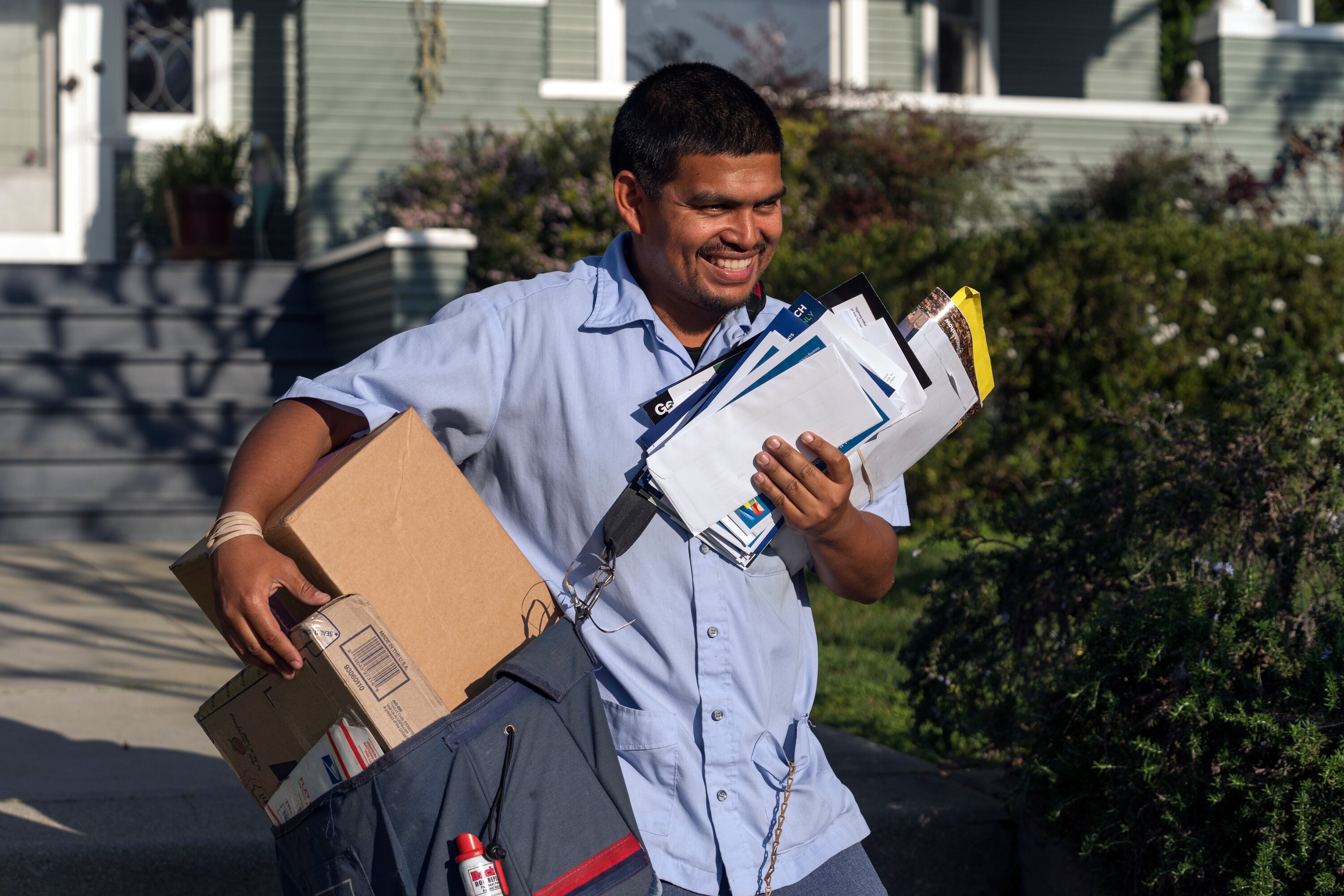  El Servicio Postal de los Estados Unidos (USPS) tiene más de 31.000 oficinas postales y 320.000 rutas de correo. (AP Foto/Damian Dovarganes, Archivo)