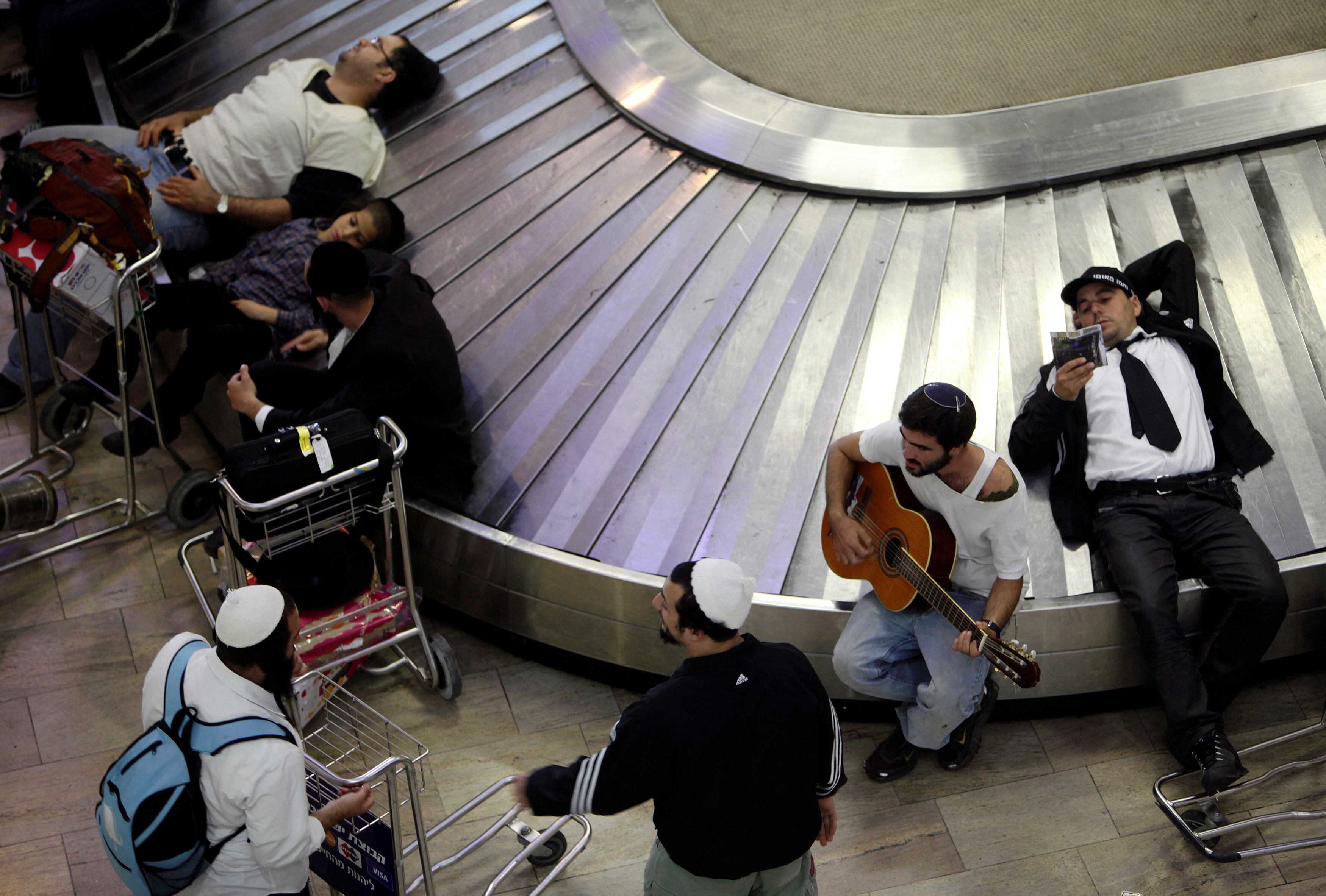 Archivo: Pasajeros esperan su equipaje en la sala de llegadas del aeropuerto internacional israelí Ben-Gurion, cerca de Tel Aviv (REUTERS/Nir Elias)