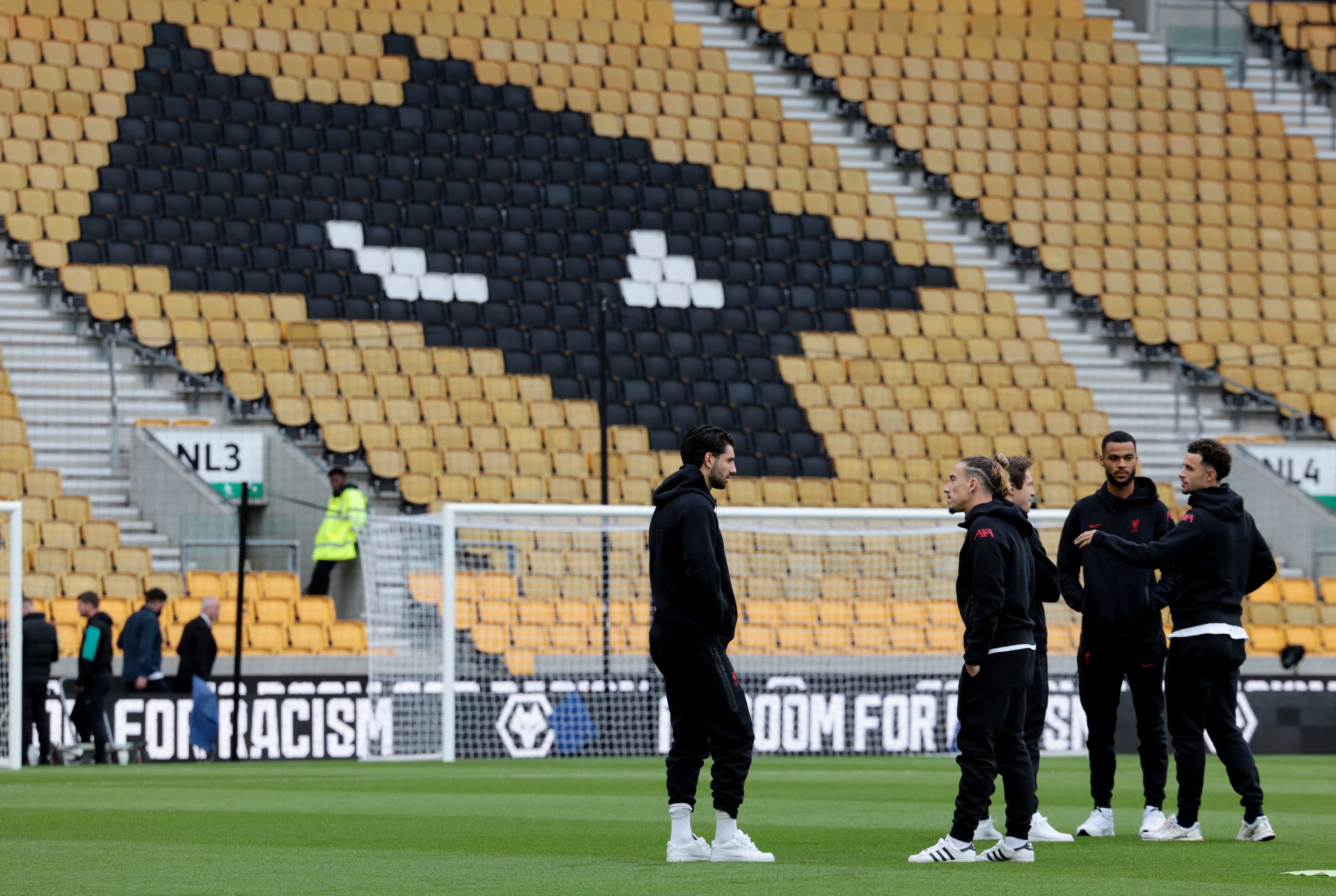 Dominik Szoboszlai,  Kostas Tsimikas, Cody Gakpo y Curtis Jones charlando en el césped del Molineux-crédito Paul Childs/REUTERS.