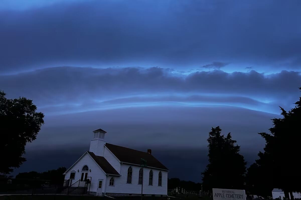 Más de 500.000 clientes en el Medio Oeste se quedaron sin suministro eléctrico debido a tormentas severas y tornados. (Allen Tiimmons)