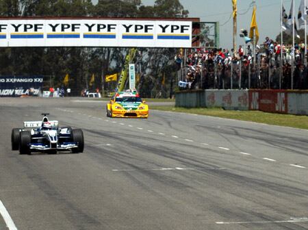 El Williams de F1 acelerando con el Honda Civic del TC 2000 (Prensa TC 2000)