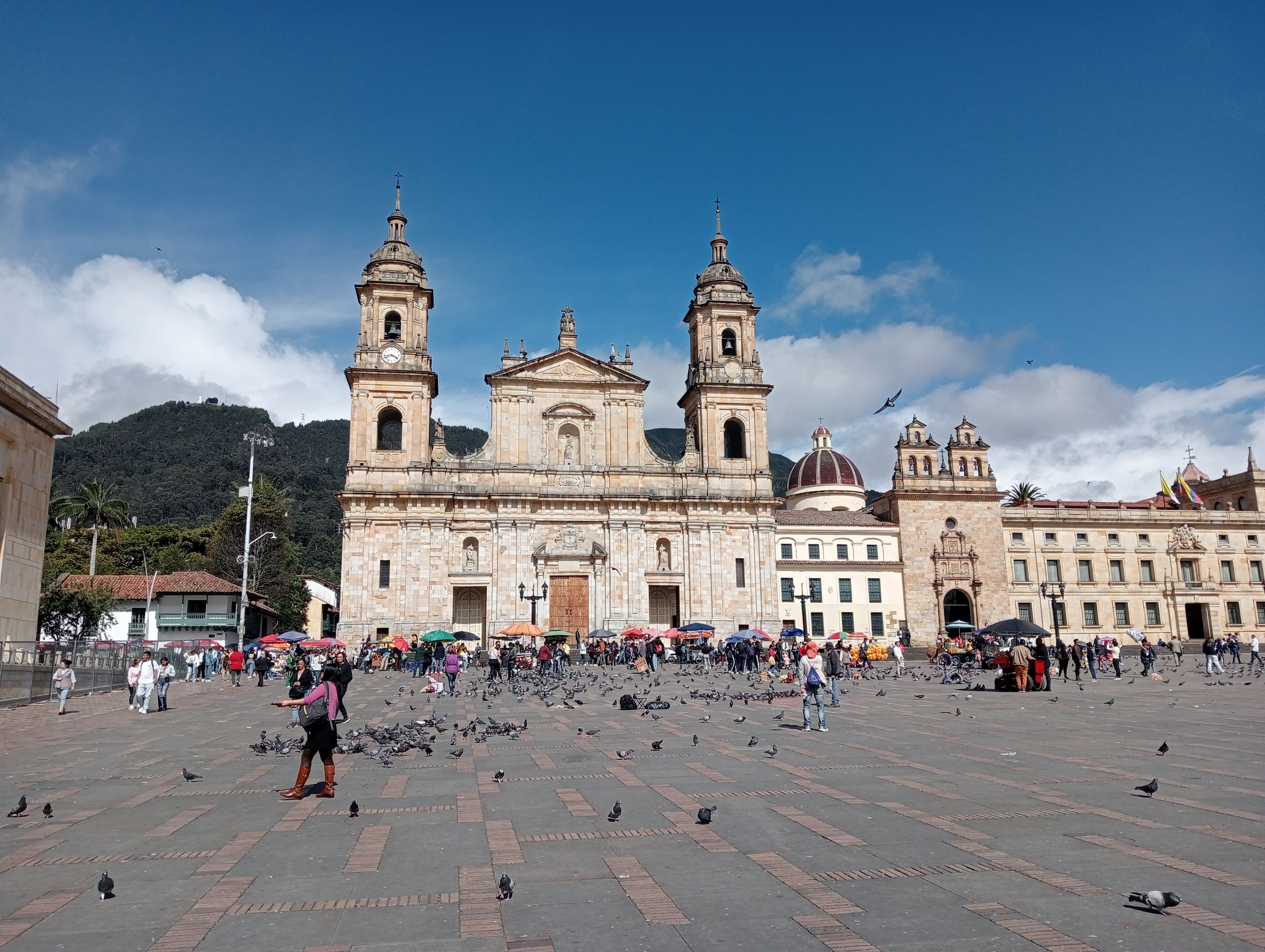 Lugares como la Catedral Primada, Palacio de Justicia, la Alcaldía Mayor y el Congreso rodean este emblemático lugar - crédito Infobae Colombia