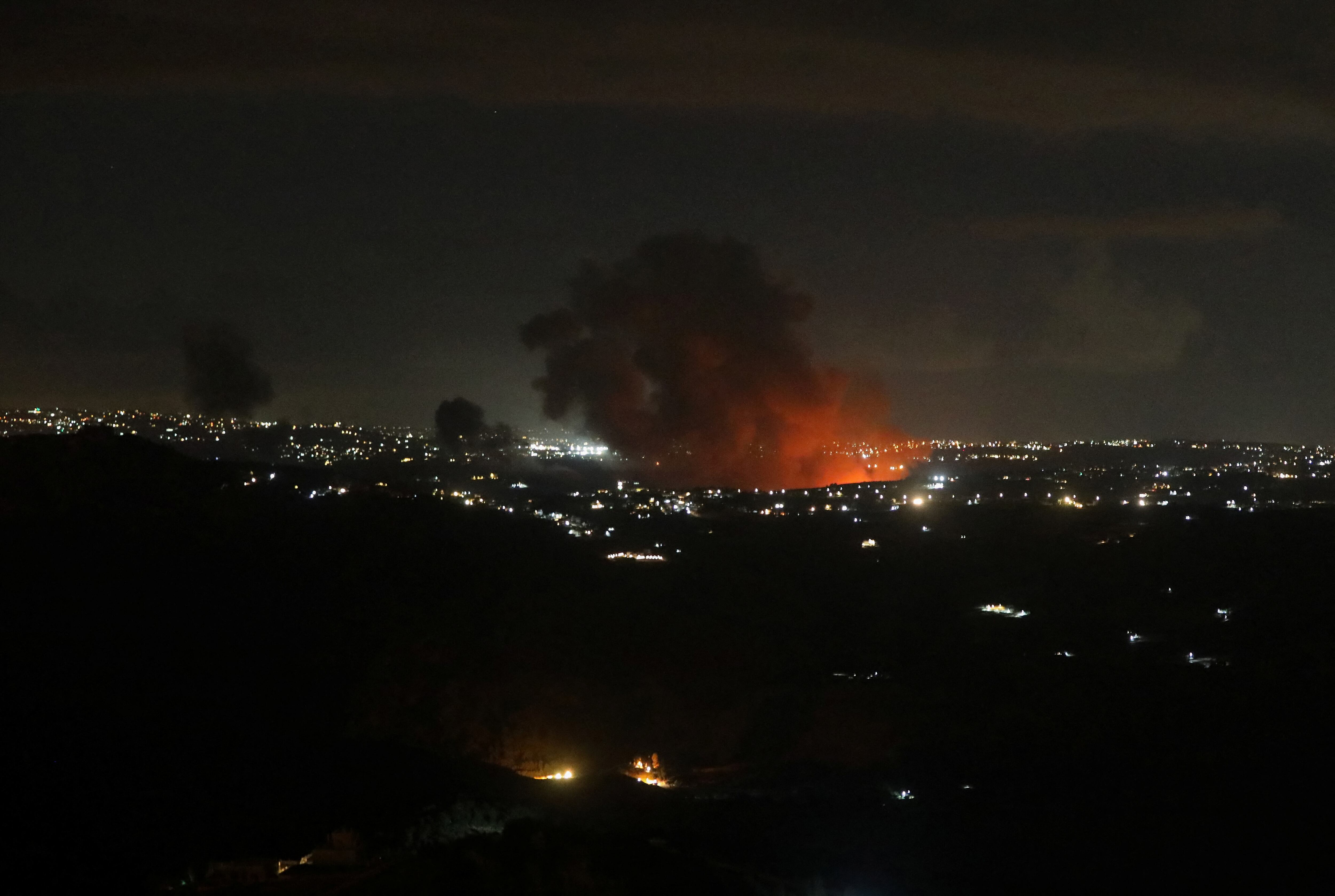 Las Fuerzas de Defensa informaron que más de 100 proyectiles fueron lanzados desde Líbano la madrugada de este domingo, provocando incendios debido a la caída de municiones (REUTERS/Karamallah Daher)