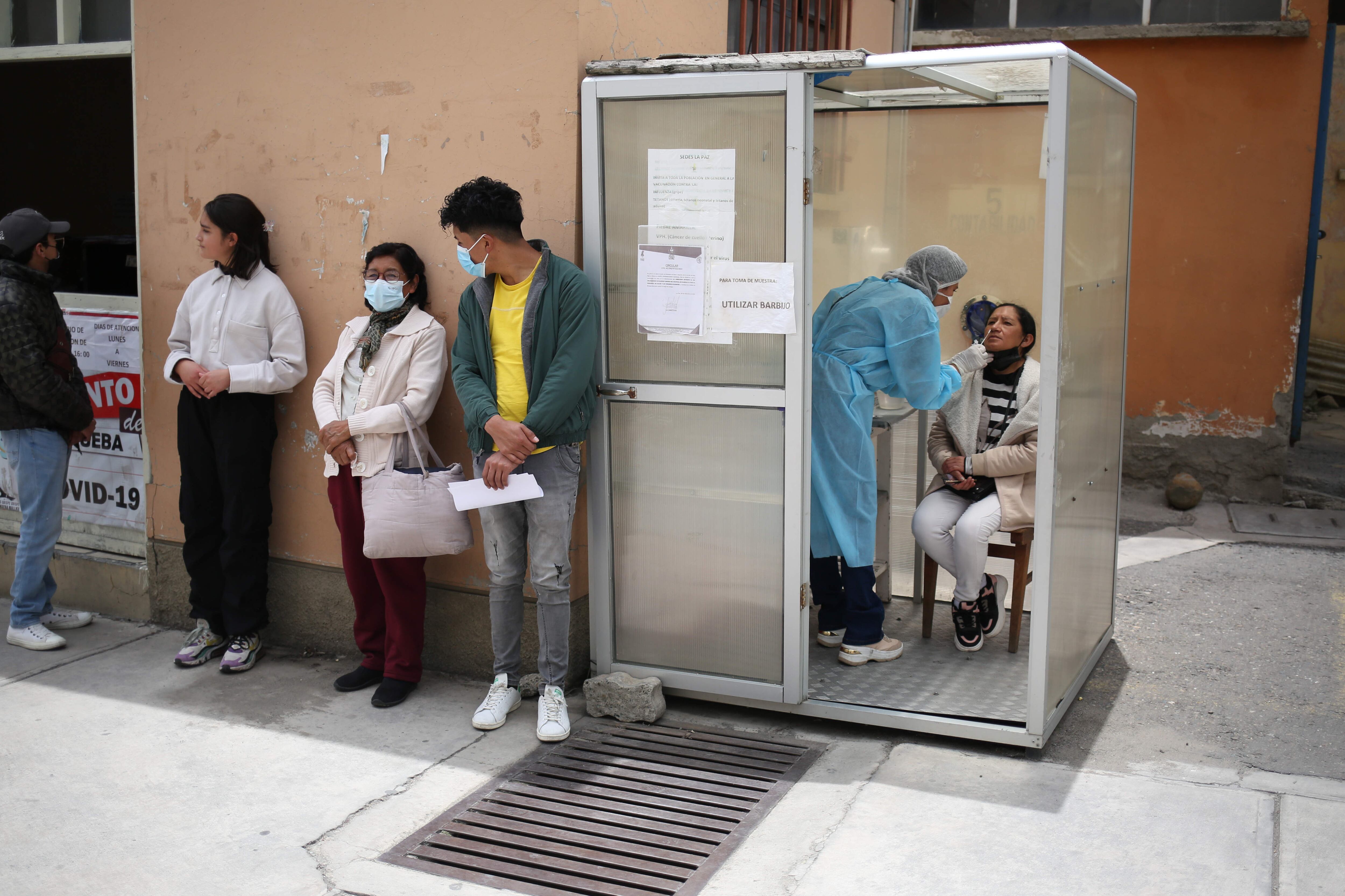 El resurgimiento estacional del COVID-19 se observa en tiempos de verano e invierno (EFE/ Luis Gandarillas)
