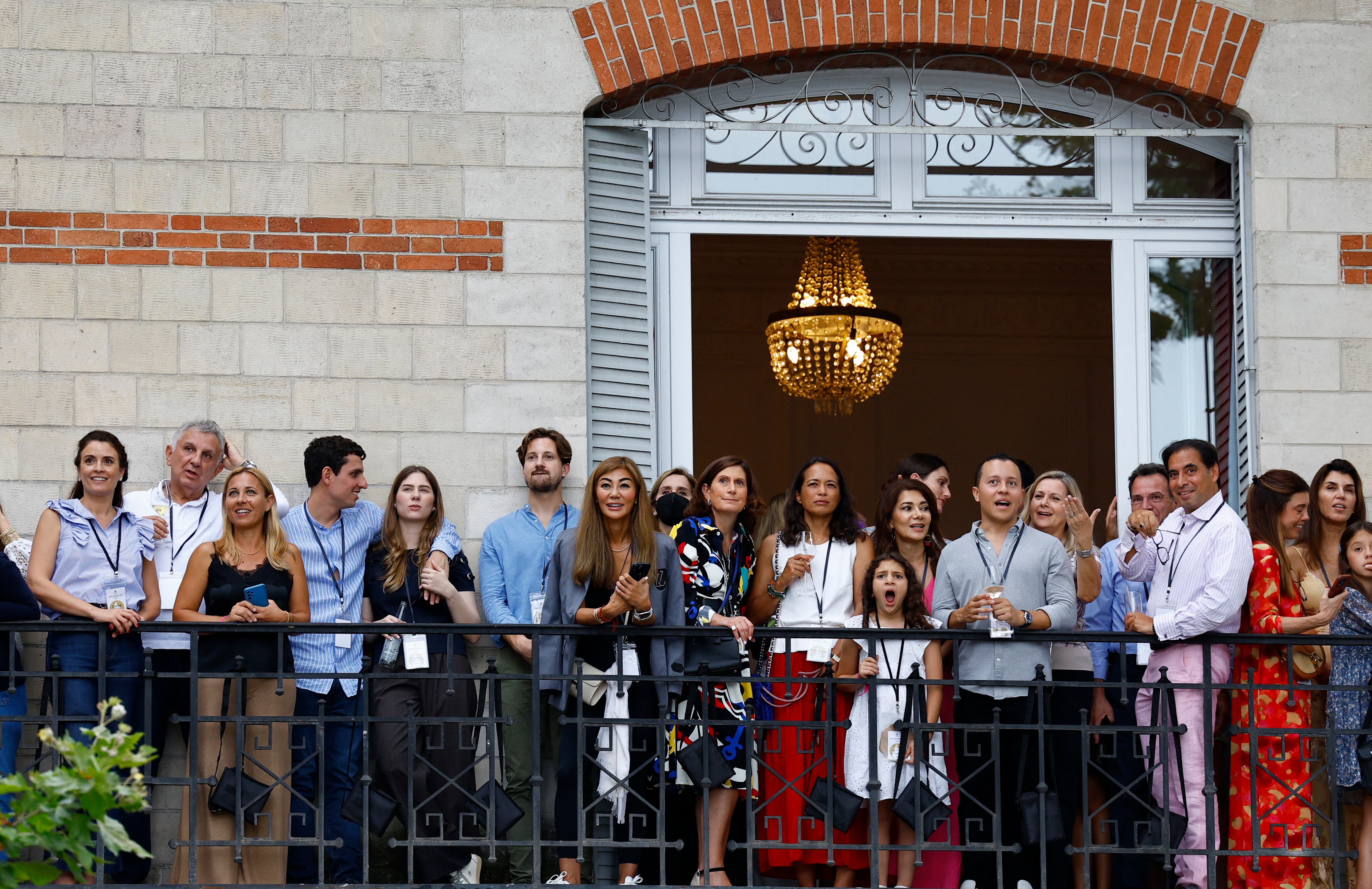 Los balcones con vista al Sena lucieron repletos de espectadores que no disfrutaron el espectáculo desde una posición privilegiada